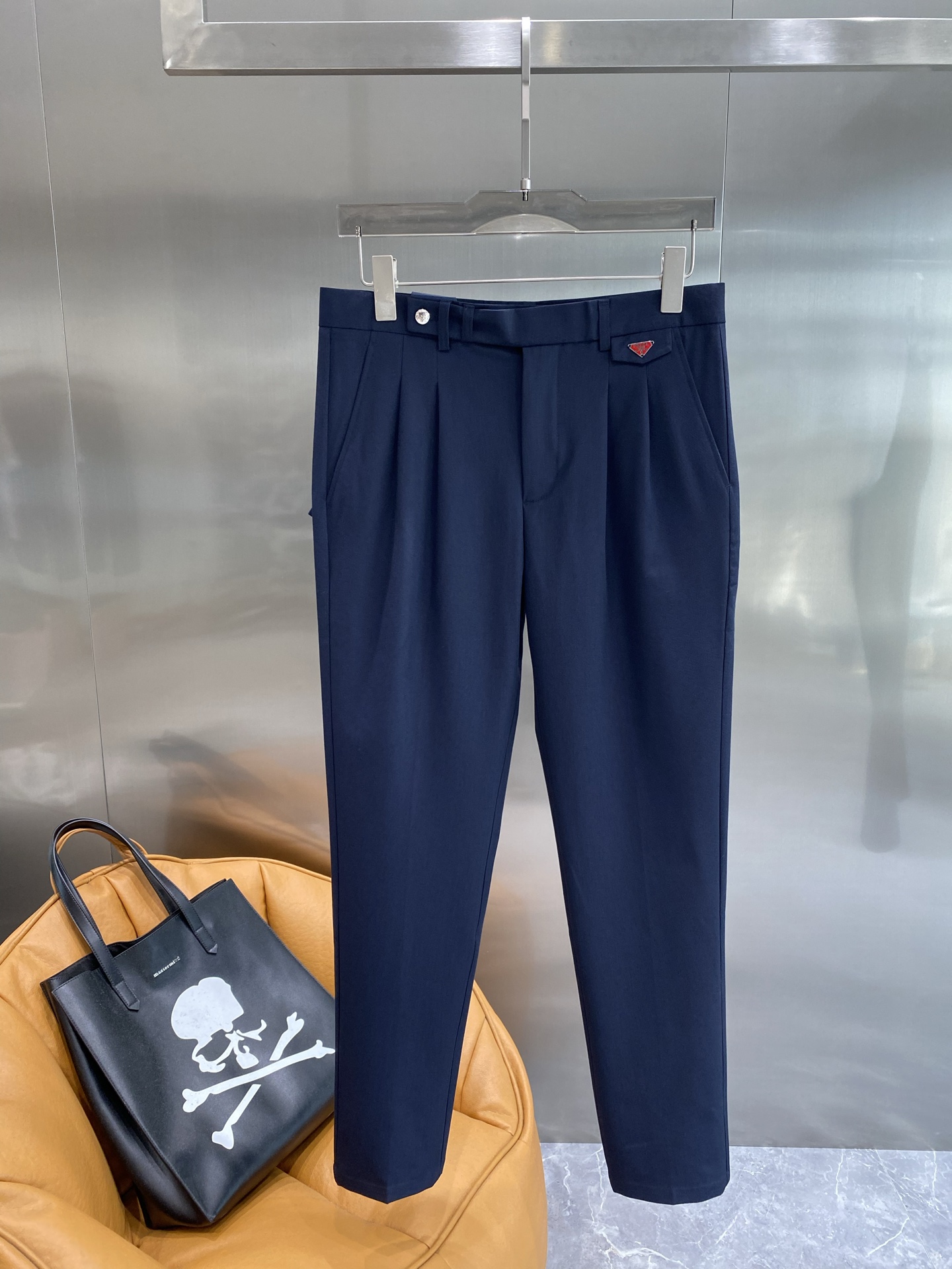 Luxurious Prada: New Heights in Fashion with Textured Elegance and Comfort. - 图片 2