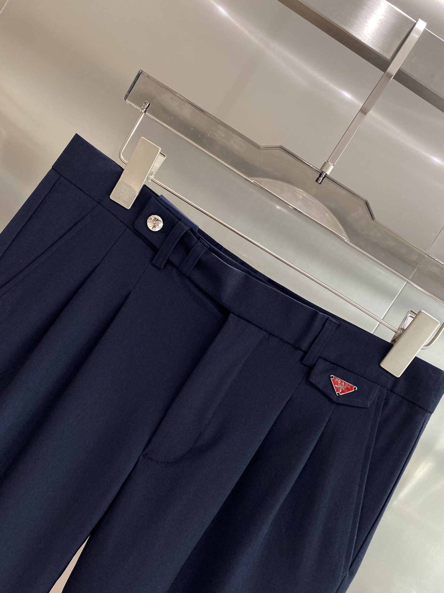 Luxurious Prada: New Heights in Fashion with Textured Elegance and Comfort. - 图片 3