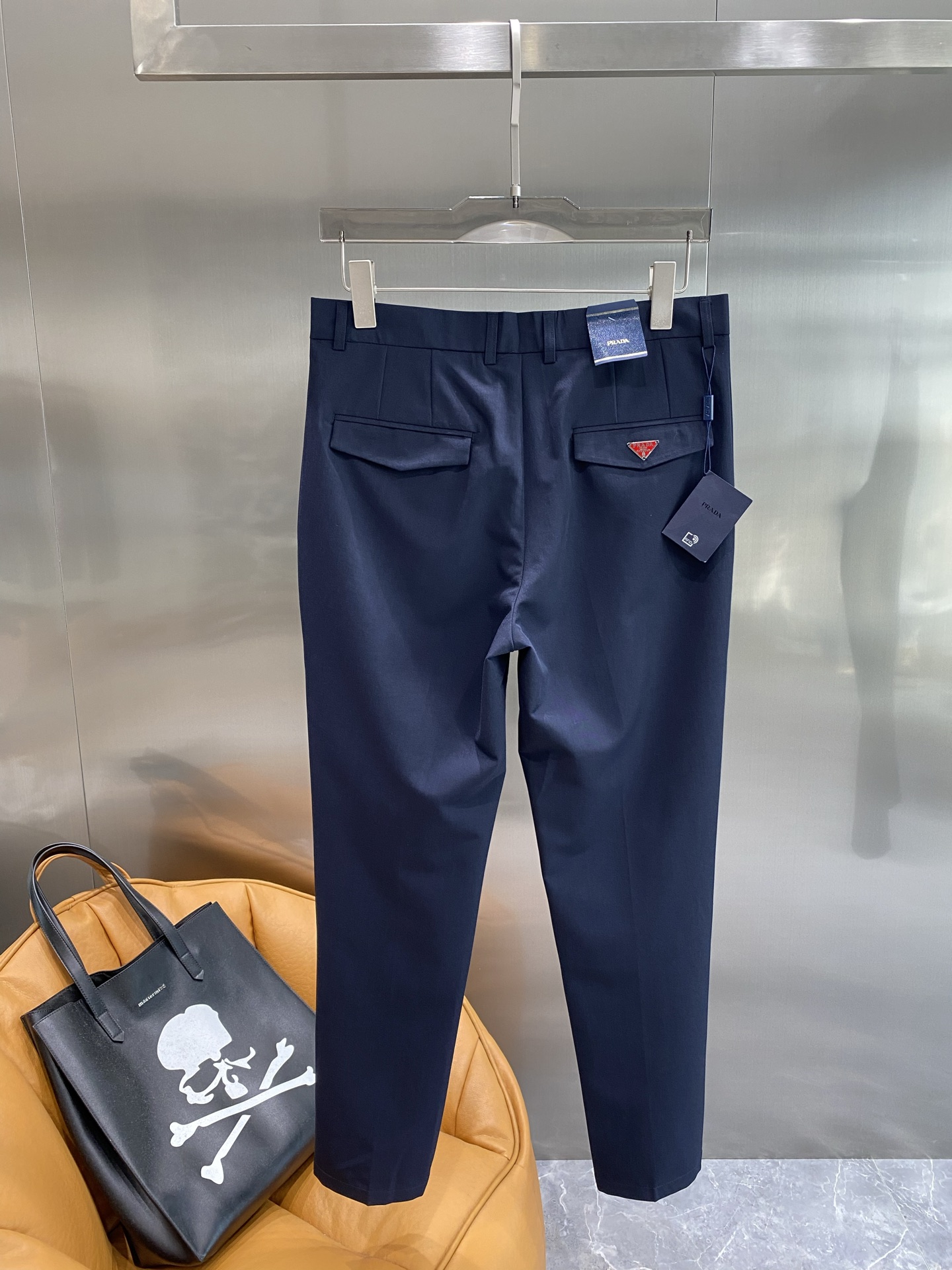 Luxurious Prada: New Heights in Fashion with Textured Elegance and Comfort. - 图片 8