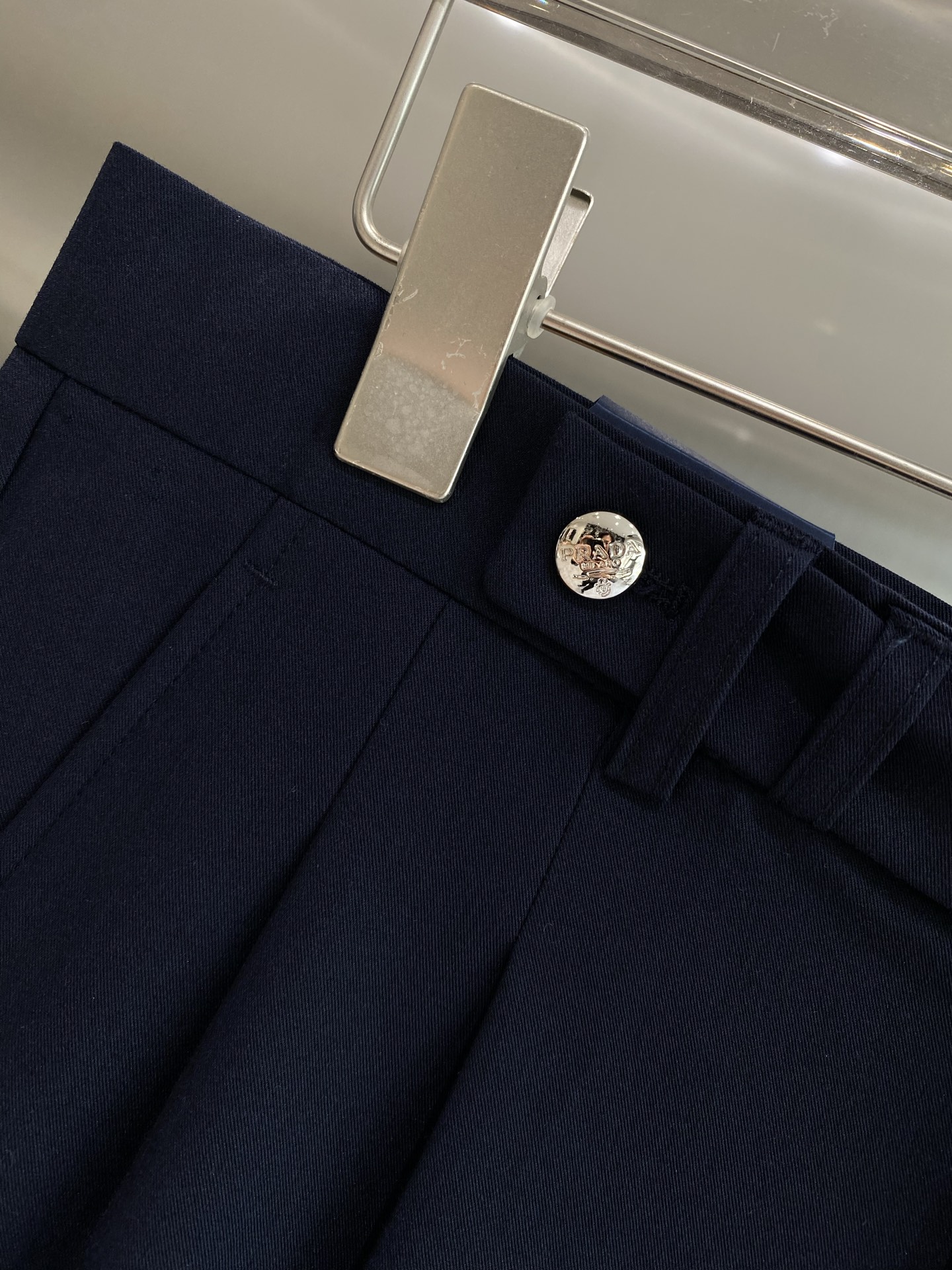 Luxurious Prada: New Heights in Fashion with Textured Elegance and Comfort. - 图片 4