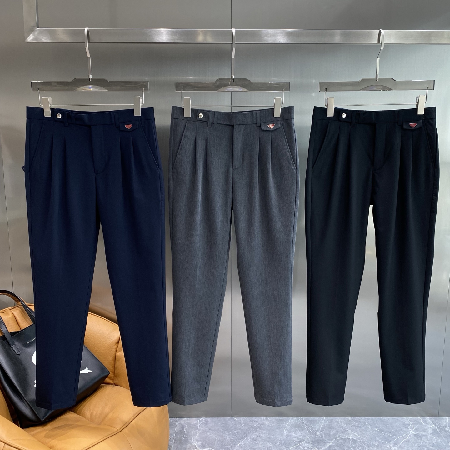 Luxurious Prada: New Heights in Fashion with Textured Elegance and Comfort. - 图片 1