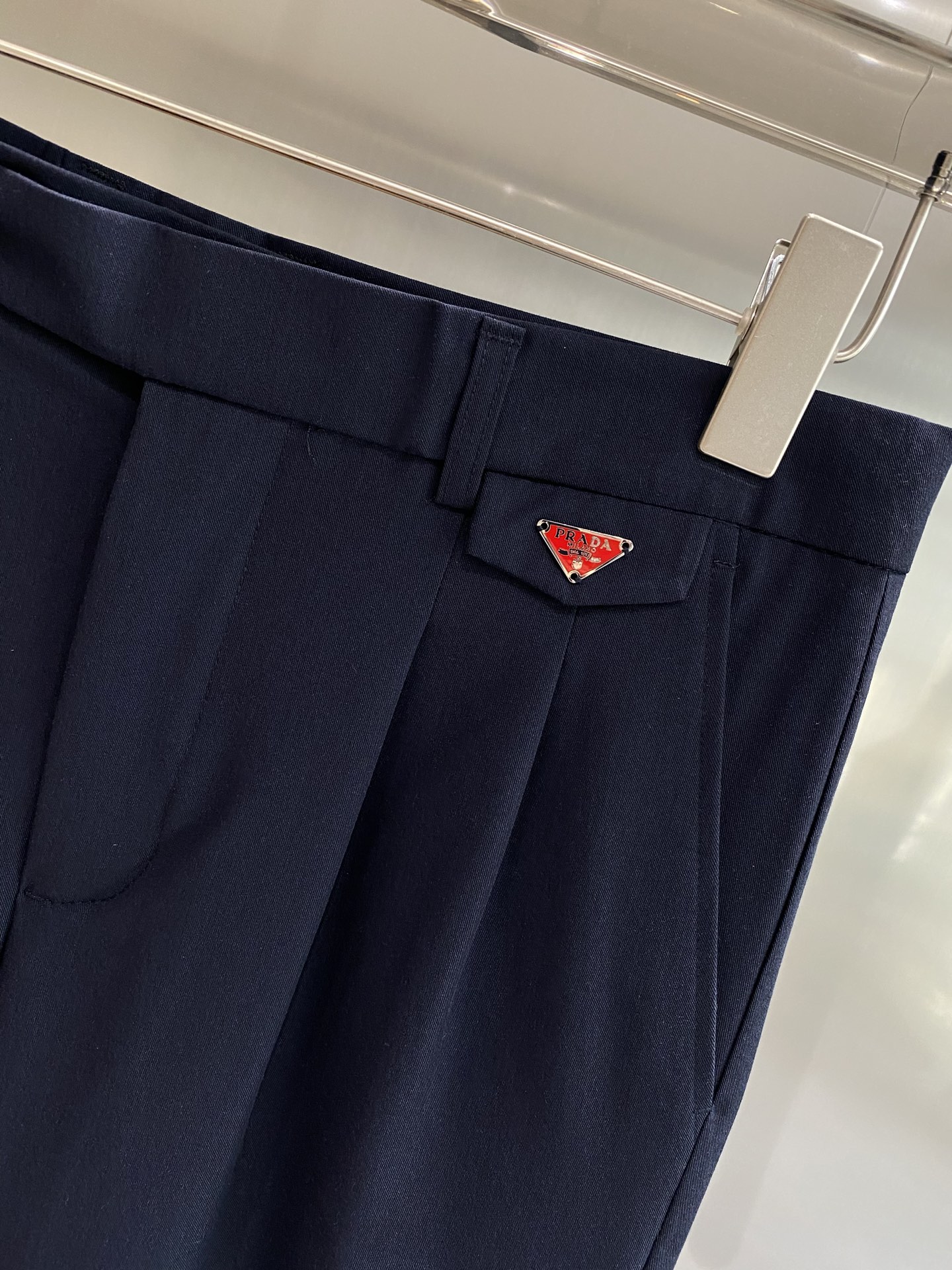 Luxurious Prada: New Heights in Fashion with Textured Elegance and Comfort. - 图片 5