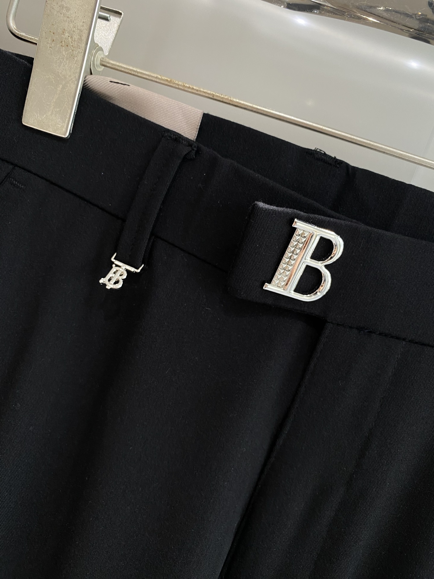 Burberry West Pants: Stylish, Profitable, Comfortable, with Signature “B” Metal Button. - 图片 5