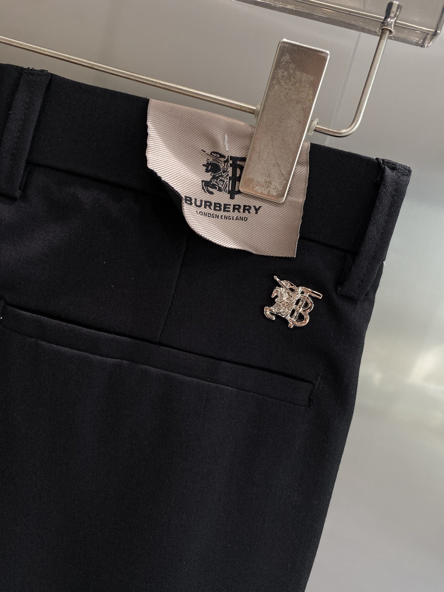 Burberry West Pants: Stylish, Profitable, Comfortable, with Signature “B” Metal Button. - 图片 9