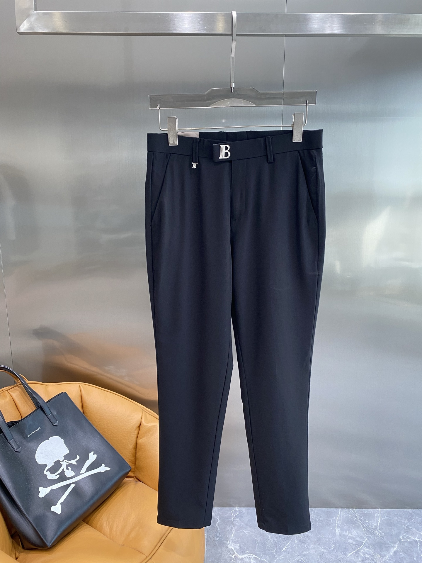 Burberry West Pants: Stylish, Profitable, Comfortable, with Signature “B” Metal Button. - 图片 2