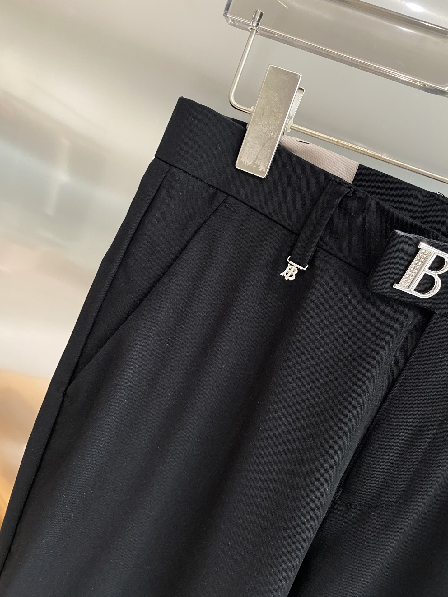 Burberry West Pants: Stylish, Profitable, Comfortable, with Signature “B” Metal Button. - 图片 4
