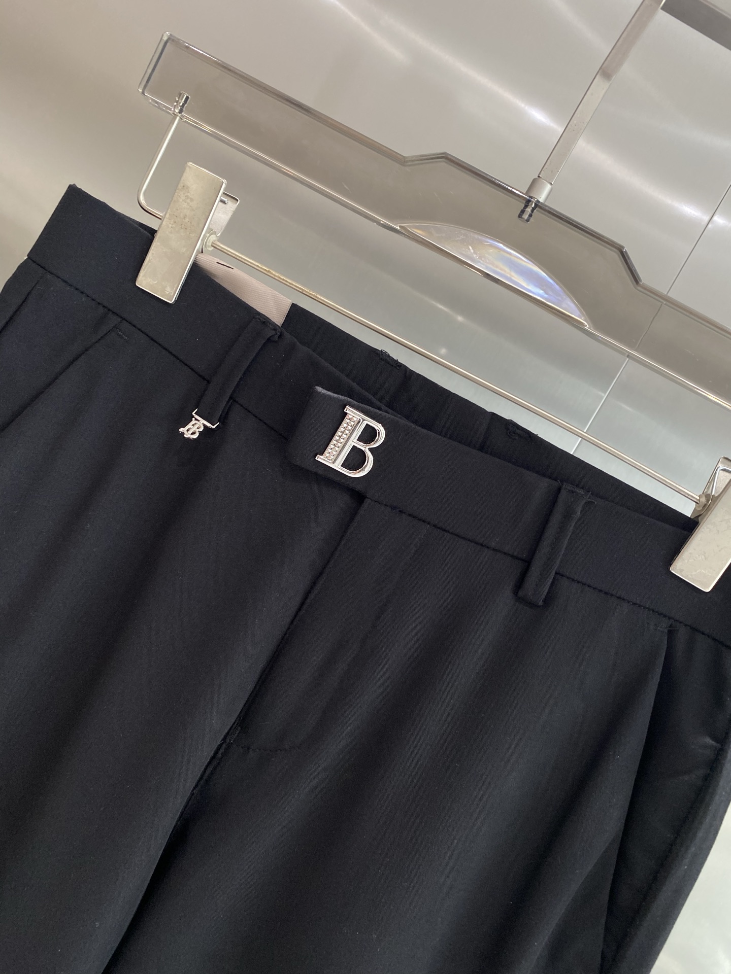 Burberry West Pants: Stylish, Profitable, Comfortable, with Signature “B” Metal Button. - 图片 3