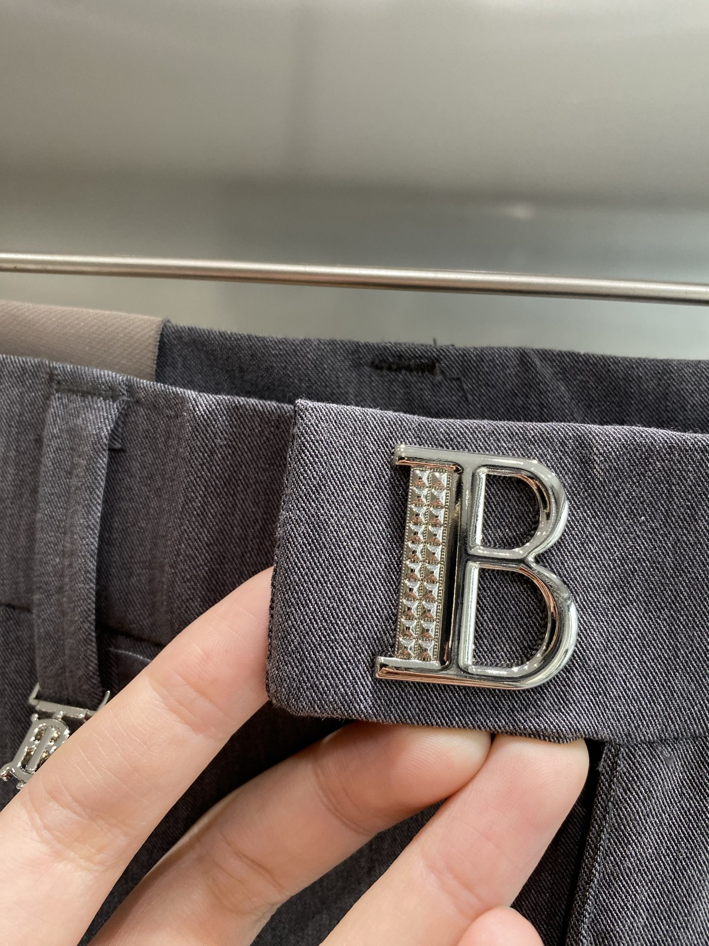 “Burberry West Pants: Stylish, Comfortable, Profitable Design for Leg Line” - 图片 4
