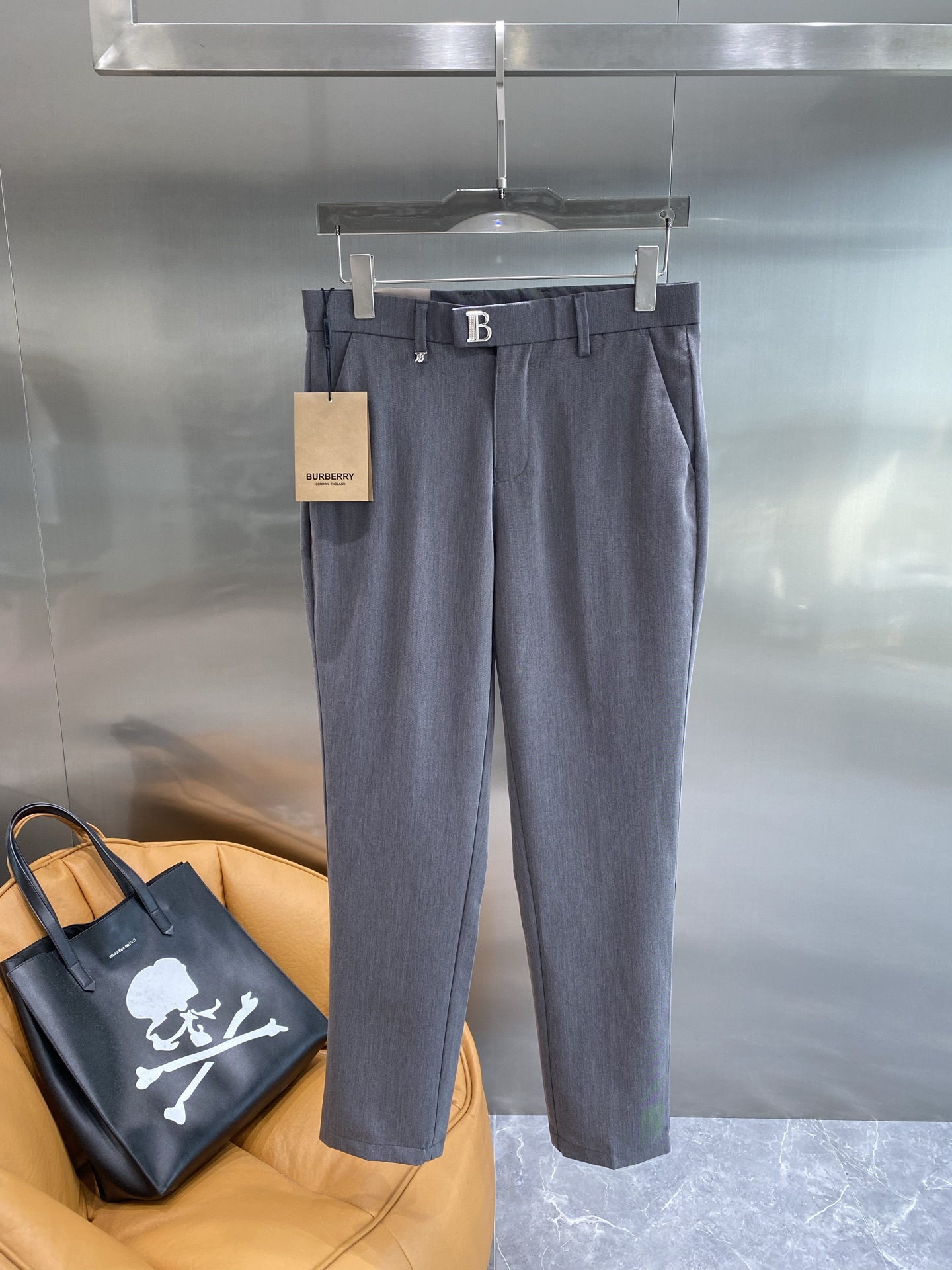“Burberry West Pants: Stylish, Comfortable, Profitable Design for Leg Line” - 图片 2