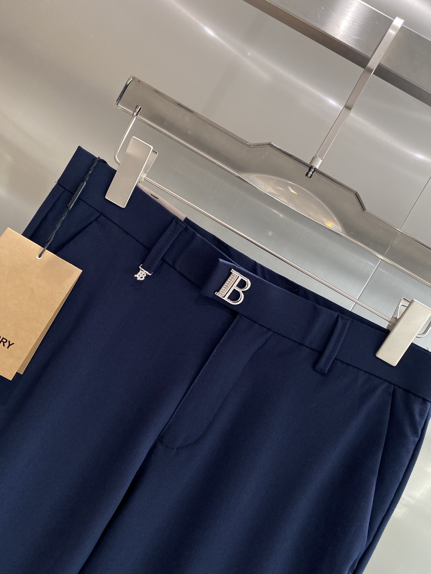 “Burberry West Pants: Stylish, Comfortable, Profitable Design with Brand Identity” - 图片 3
