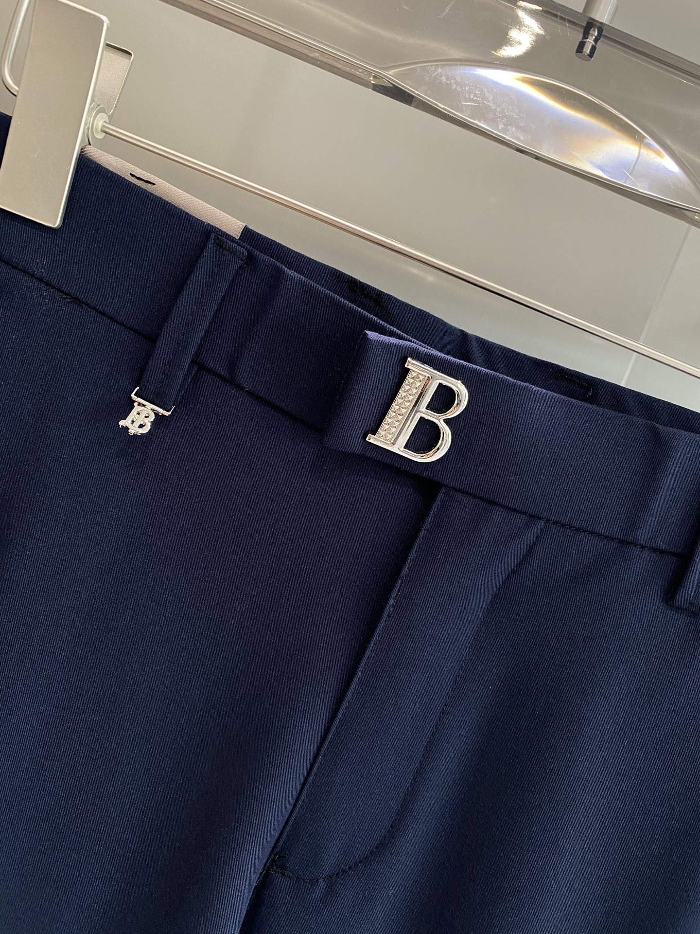“Burberry West Pants: Stylish, Comfortable, Profitable Design with Brand Identity” - 图片 4