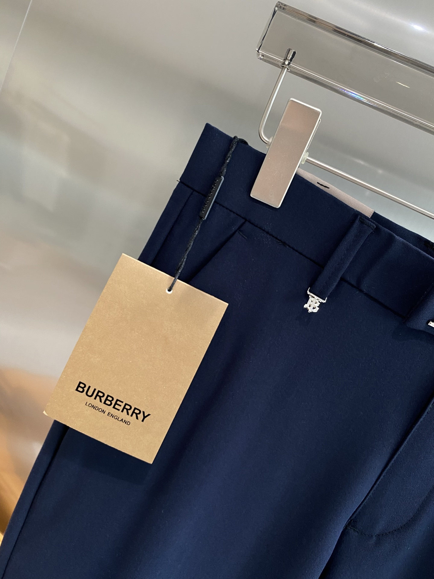 “Burberry West Pants: Stylish, Comfortable, Profitable Design with Brand Identity” - 图片 5