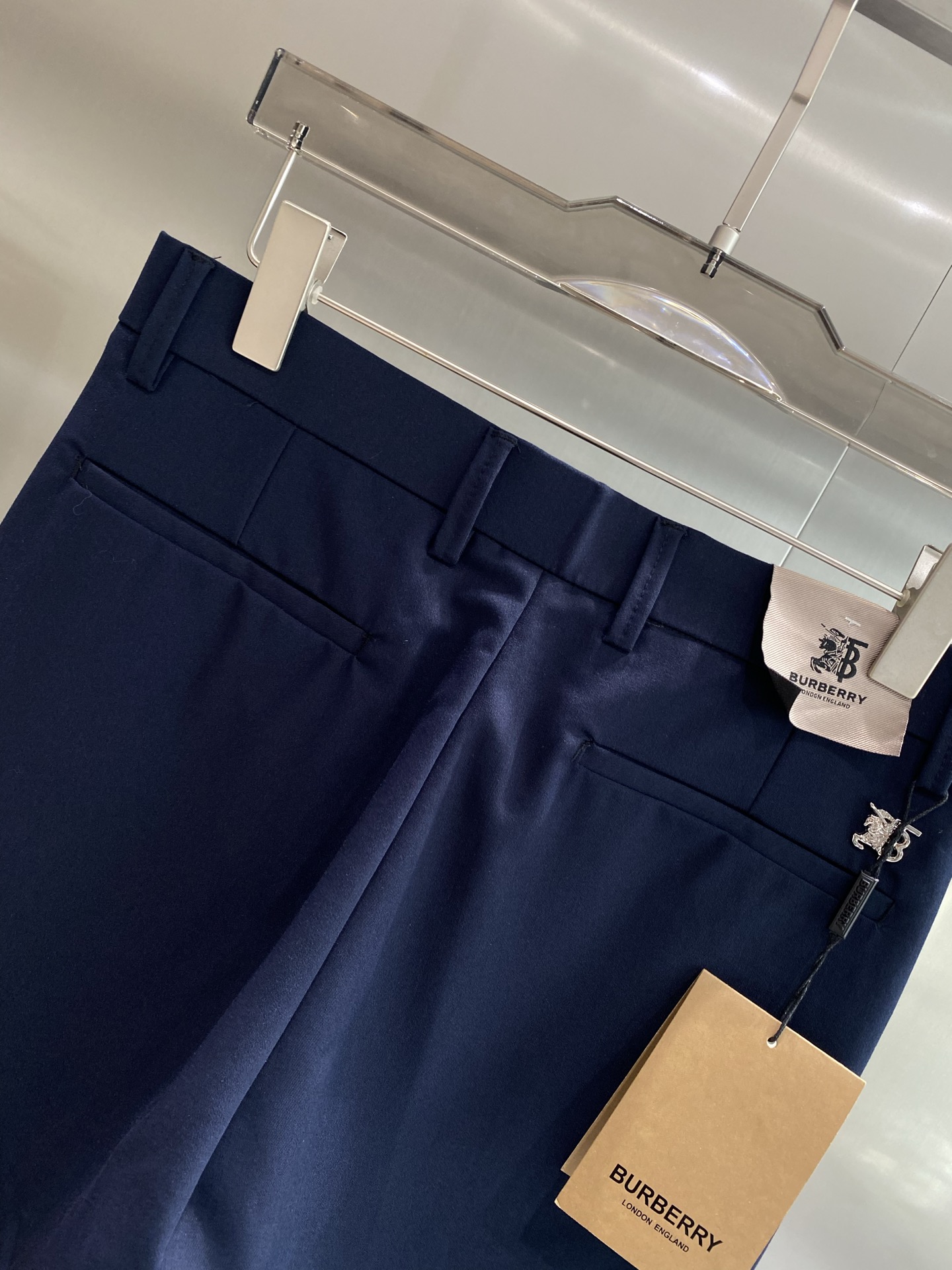 “Burberry West Pants: Stylish, Comfortable, Profitable Design with Brand Identity” - 图片 9