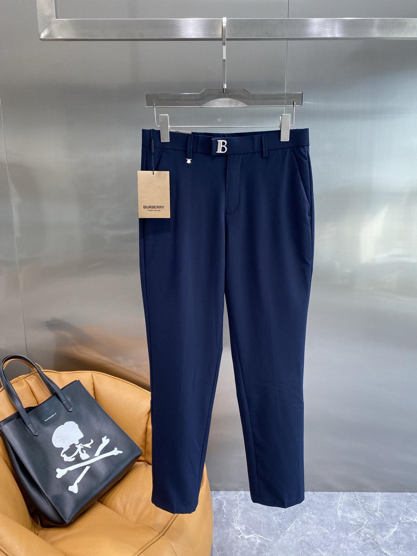 “Burberry West Pants: Stylish, Comfortable, Profitable Design with Brand Identity” - 图片 2