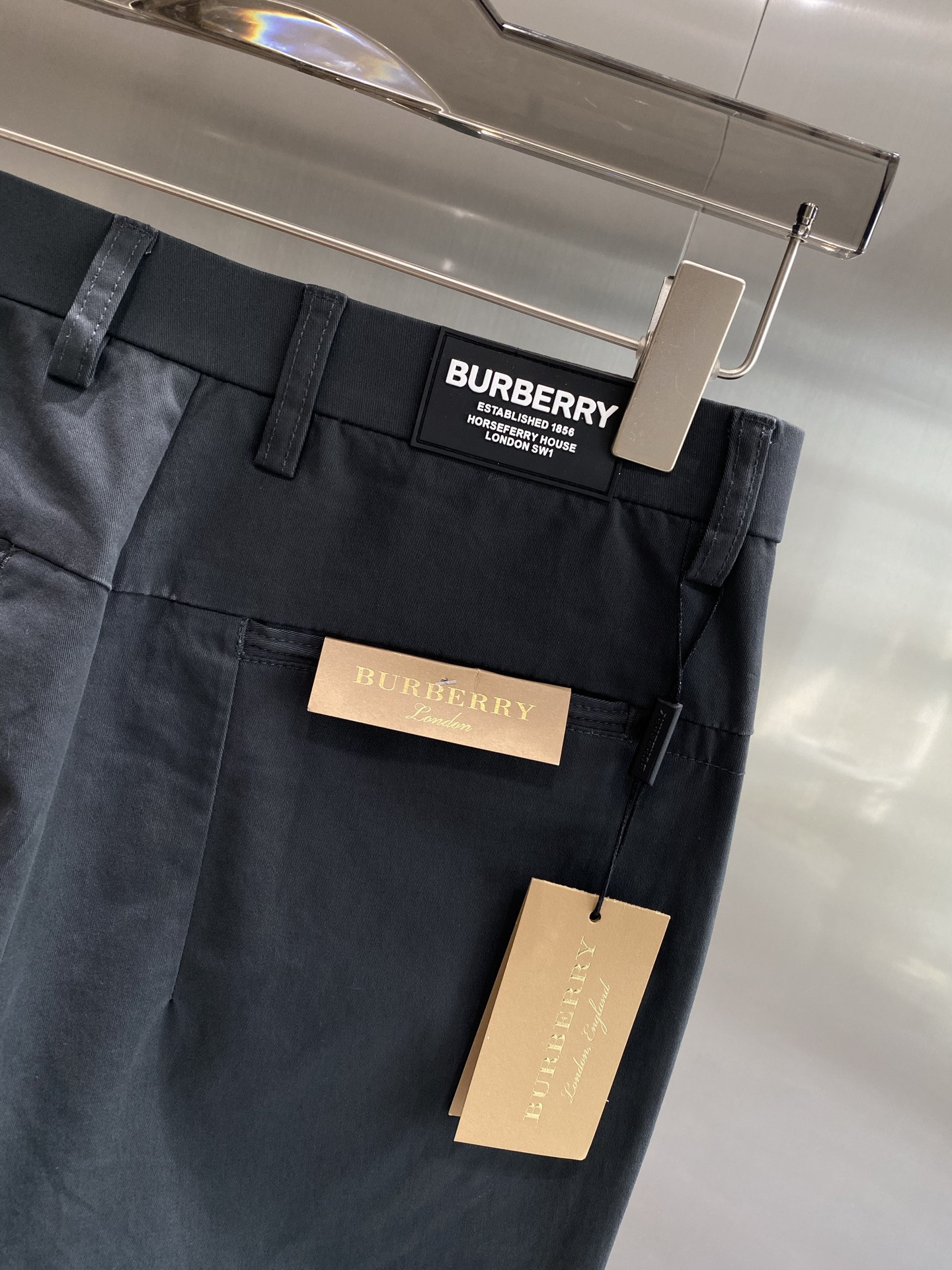 “Burberry Suits: Classic Fashion Collision with Well-Designed Pairs” - 图片 9