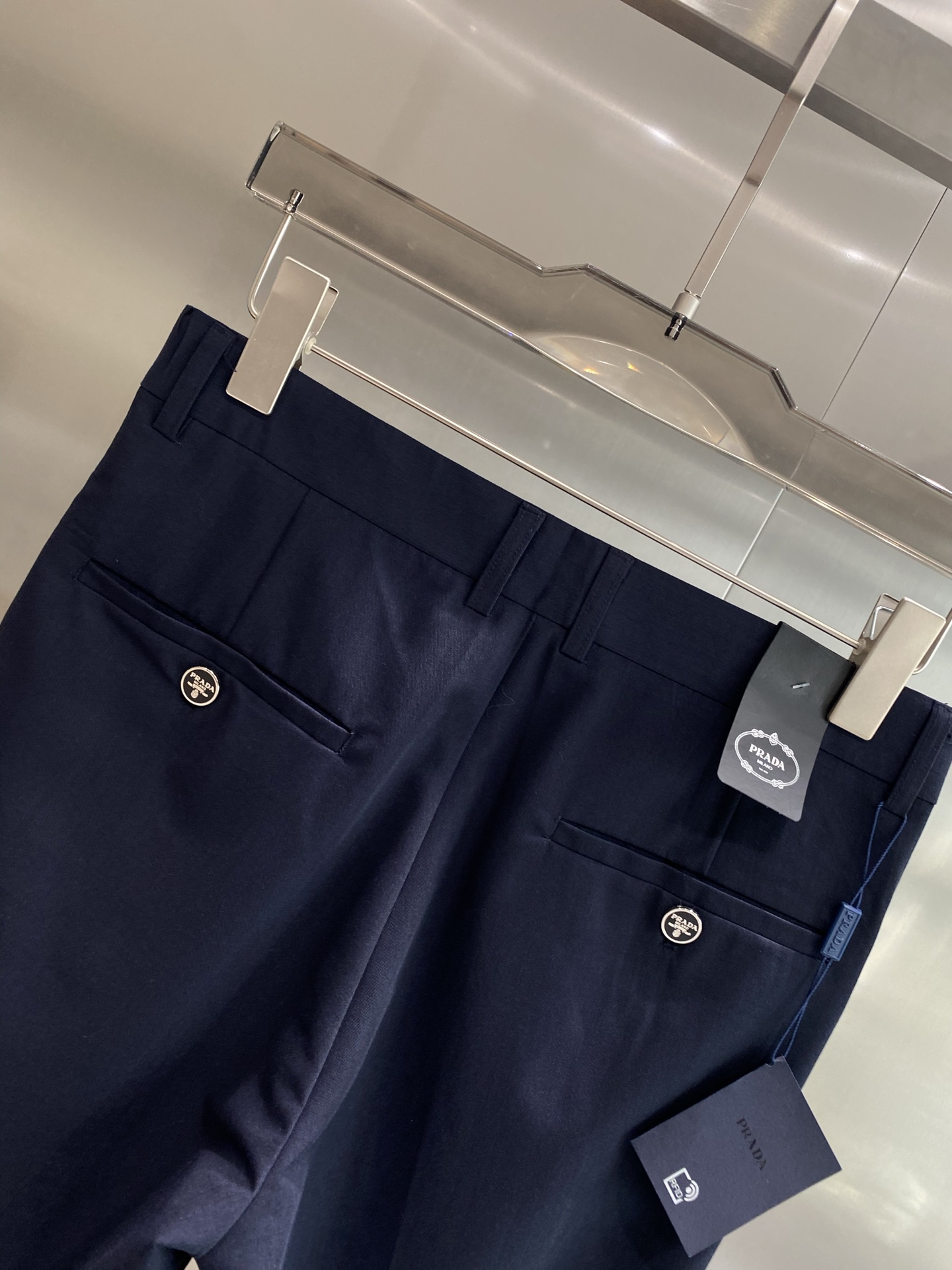 Prada Black Panty: Fashion Classic with Fine Design and Distinctive Features. - 图片 9