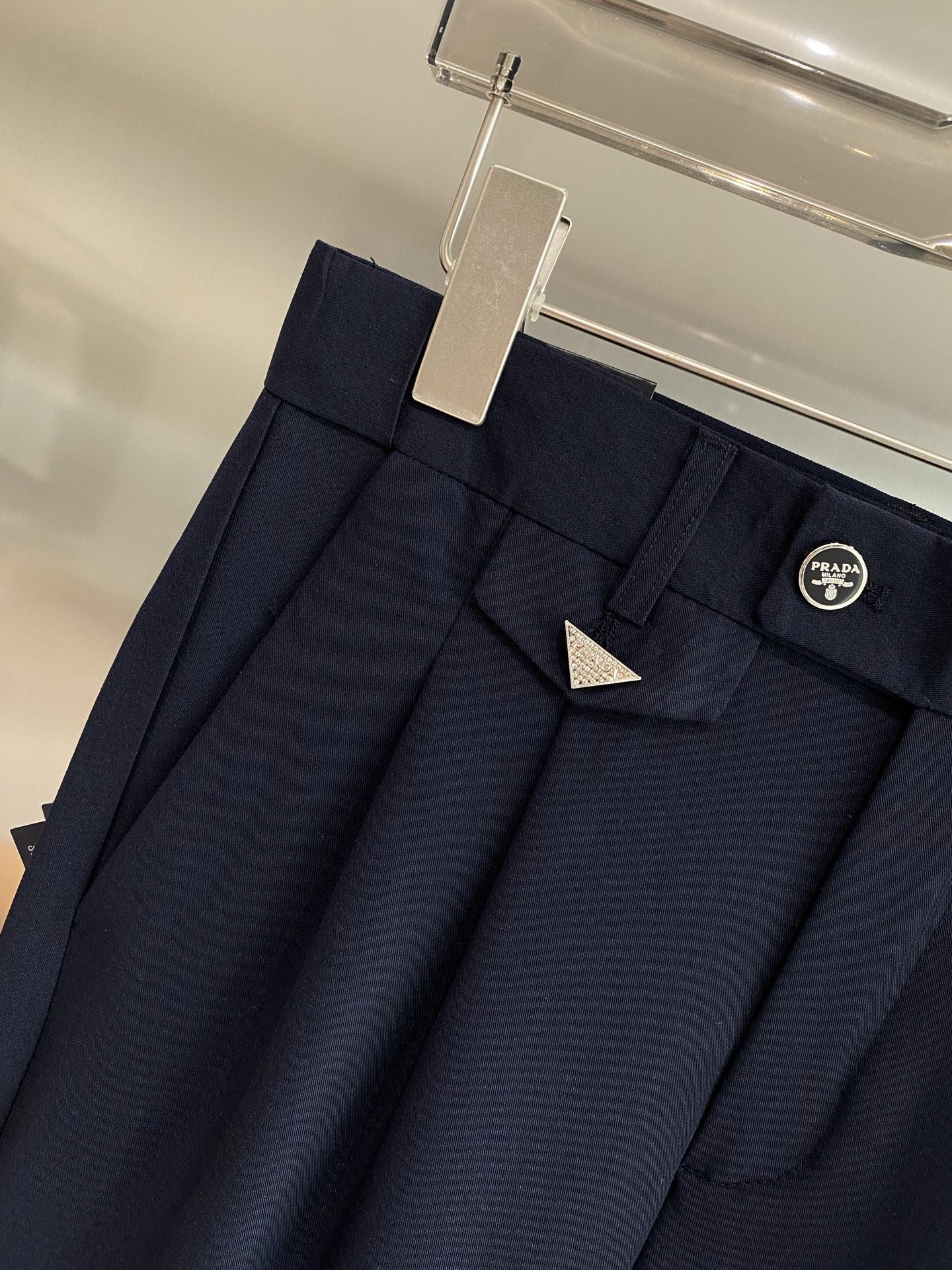 Prada Black Panty: Fashion Classic with Fine Design and Distinctive Features. - 图片 5