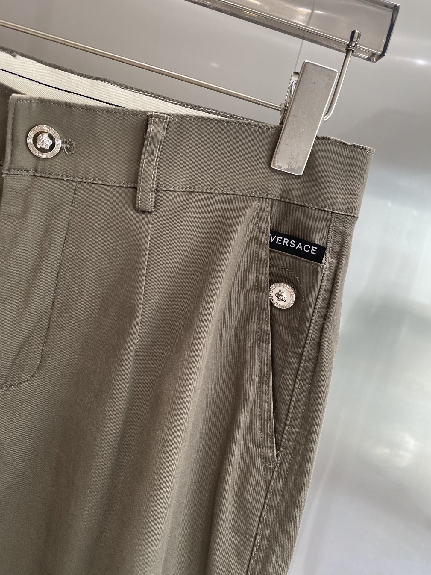Fashionable Versace Pants: Unique Design for Stylish New Year’s Look - 图片 5