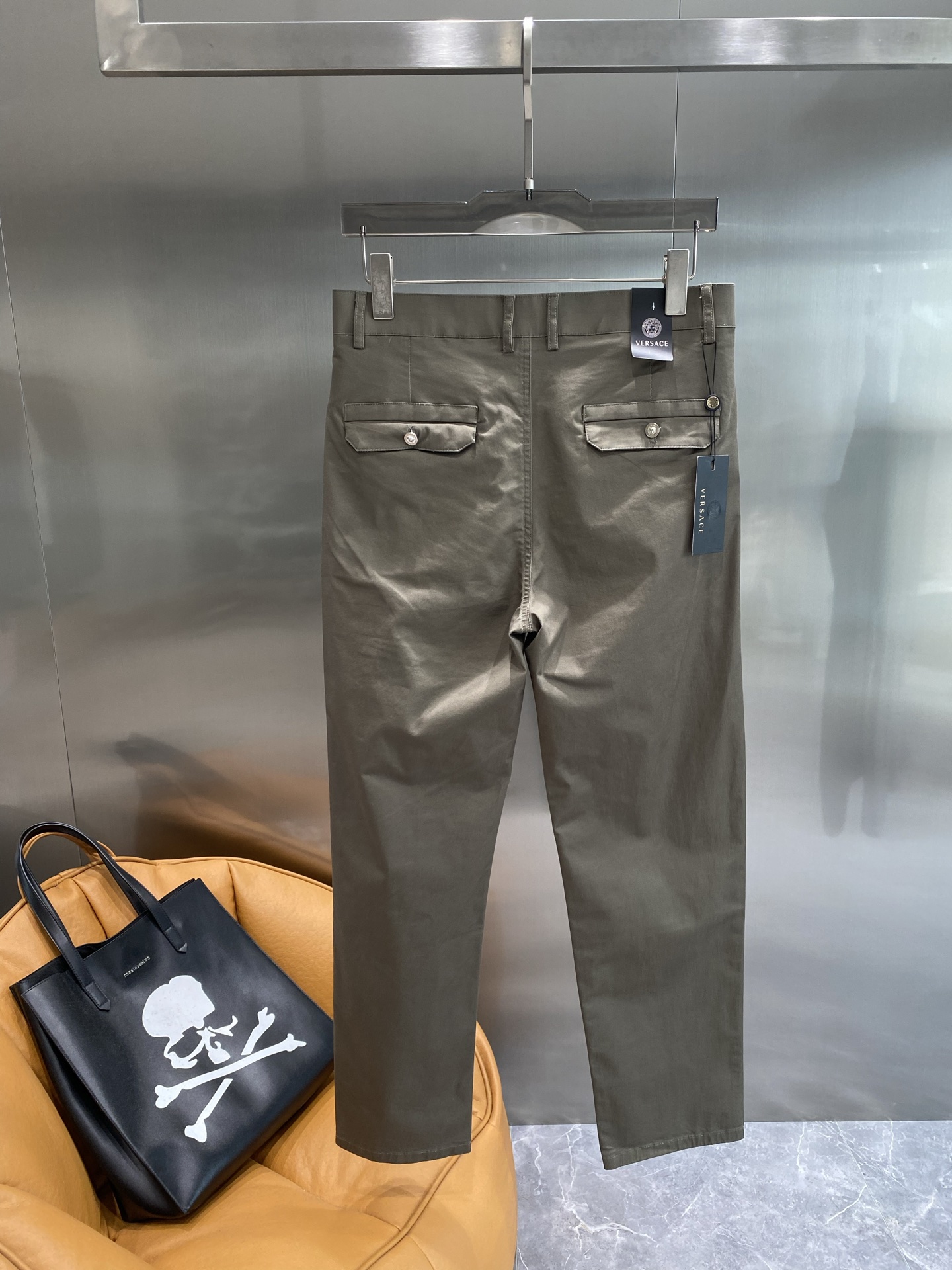 Fashionable Versace Pants: Unique Design for Stylish New Year’s Look - 图片 8