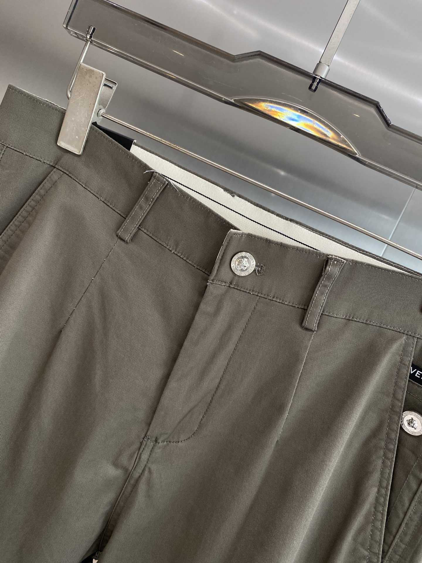 Fashionable Versace Pants: Unique Design for Stylish New Year’s Look - 图片 4
