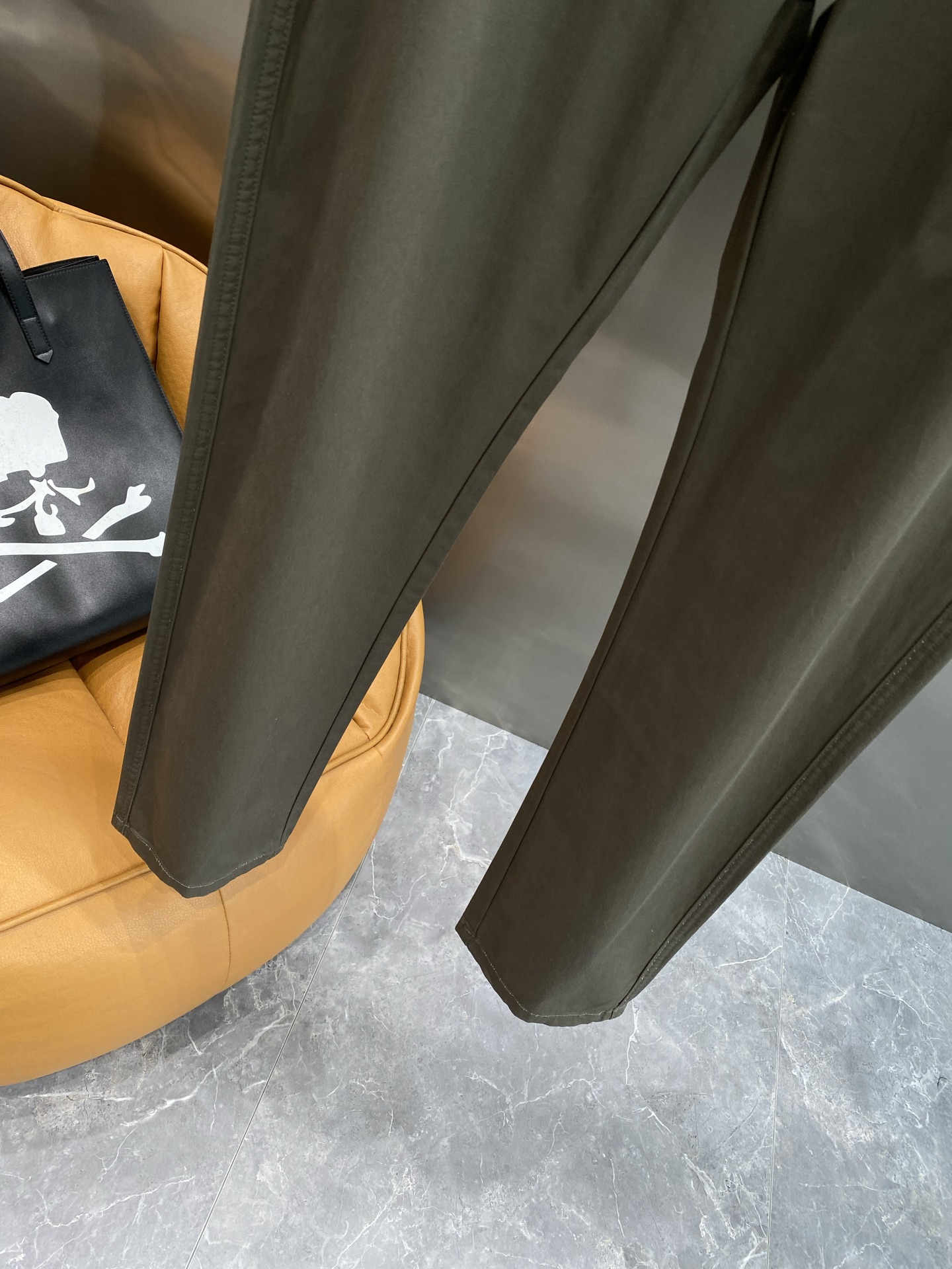 Fashionable Versace Pants: Unique Design for Stylish New Year’s Look - 图片 6
