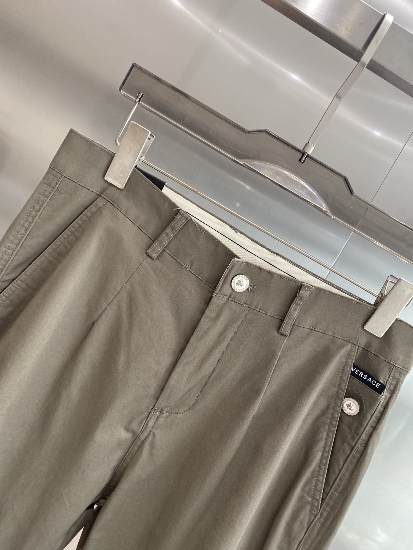 Fashionable Versace Pants: Unique Design for Stylish New Year’s Look - 图片 3