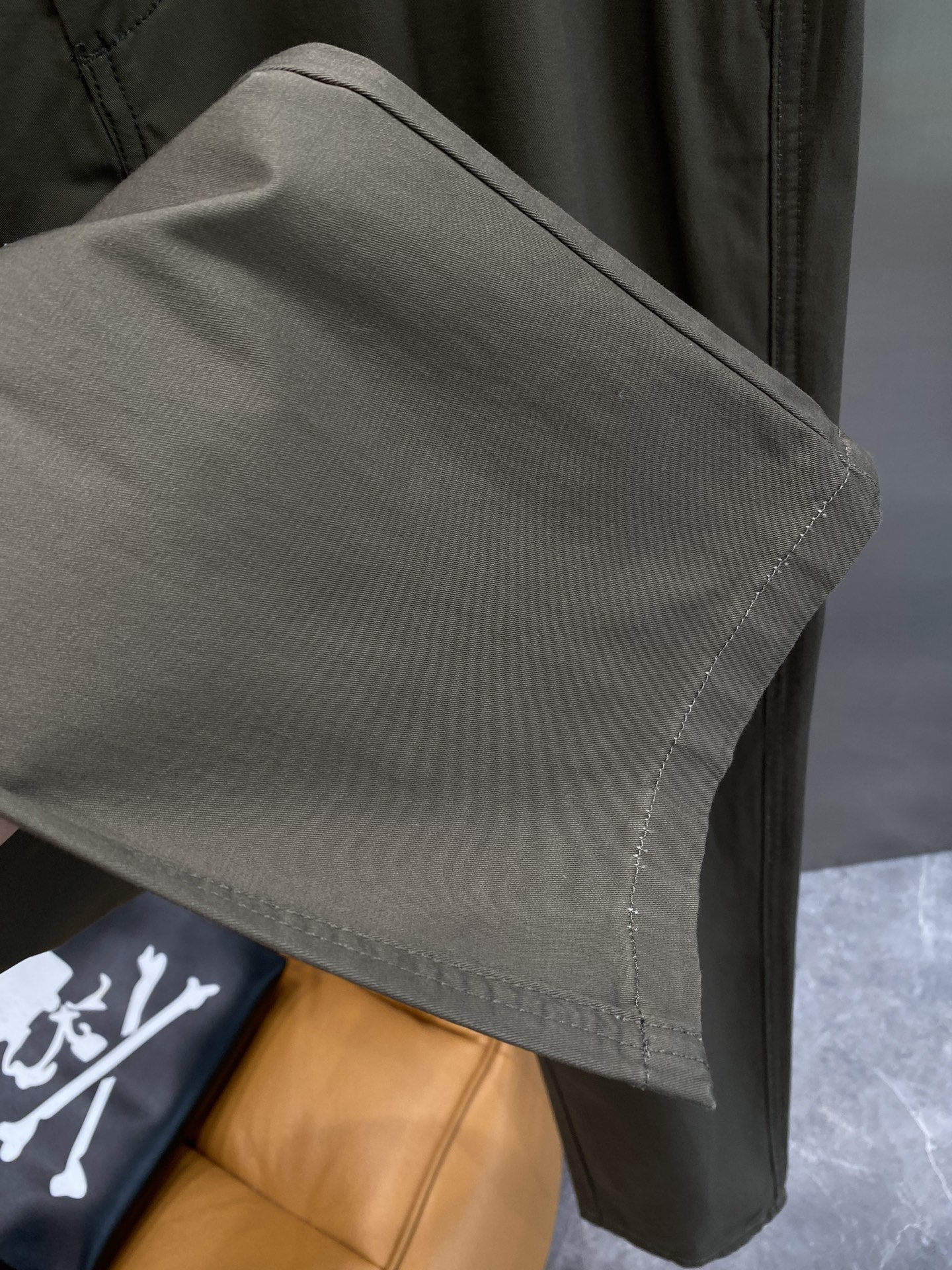 Fashionable Versace Pants: Unique Design for Stylish New Year’s Look - 图片 7