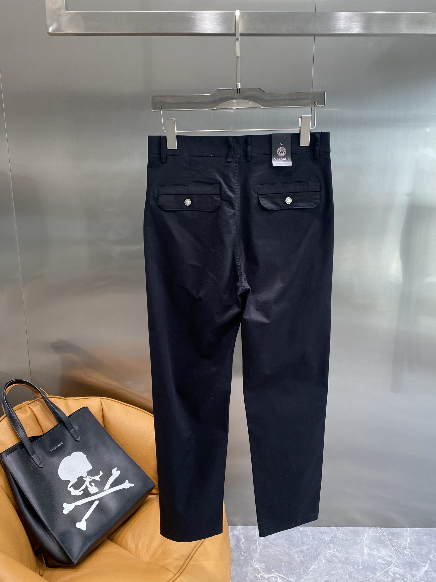 Fashionable Versace Pants: Advanced Design for Stylish New Year’s Look - 图片 7