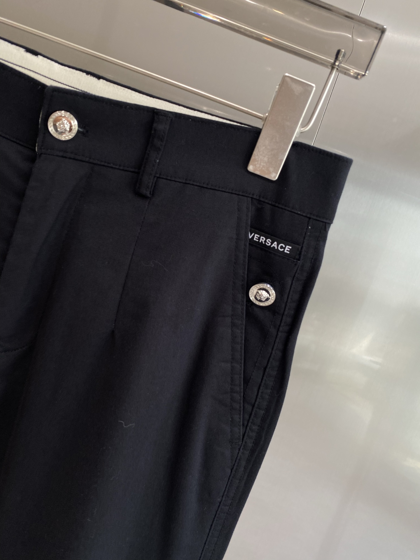 Fashionable Versace Pants: Advanced Design for Stylish New Year’s Look - 图片 4