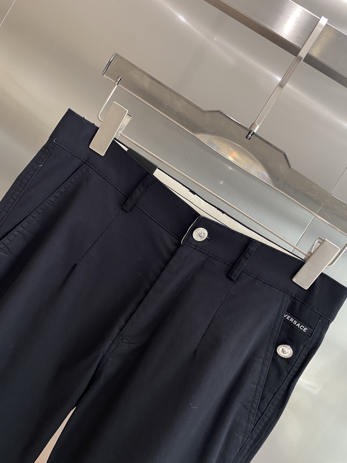 Fashionable Versace Pants: Advanced Design for Stylish New Year’s Look - 图片 3
