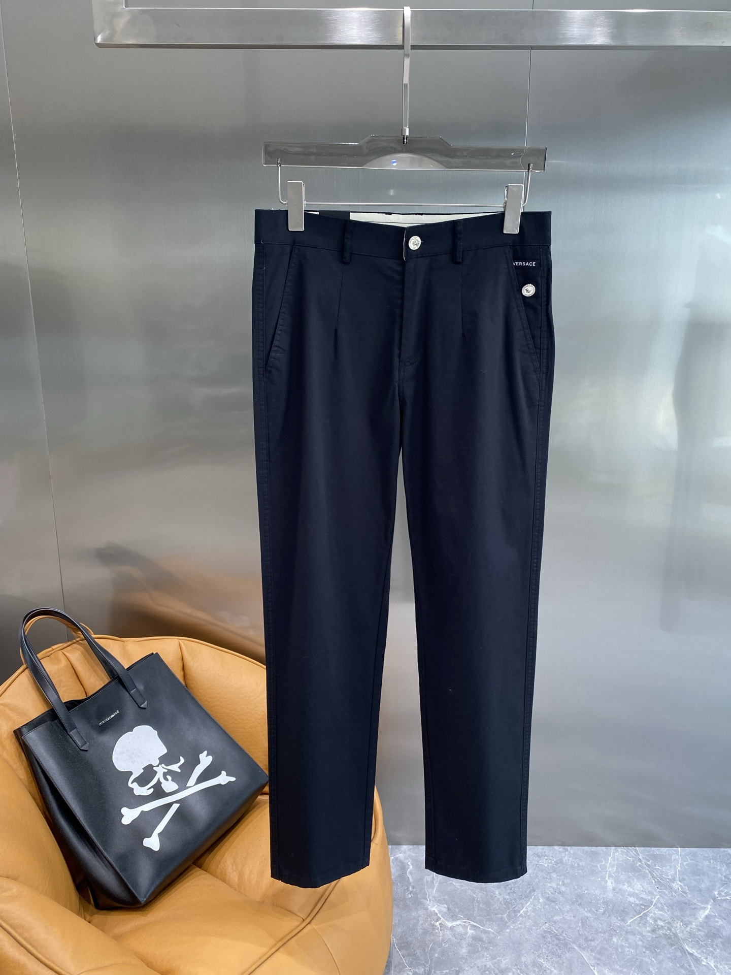Fashionable Versace Pants: Advanced Design for Stylish New Year’s Look - 图片 2
