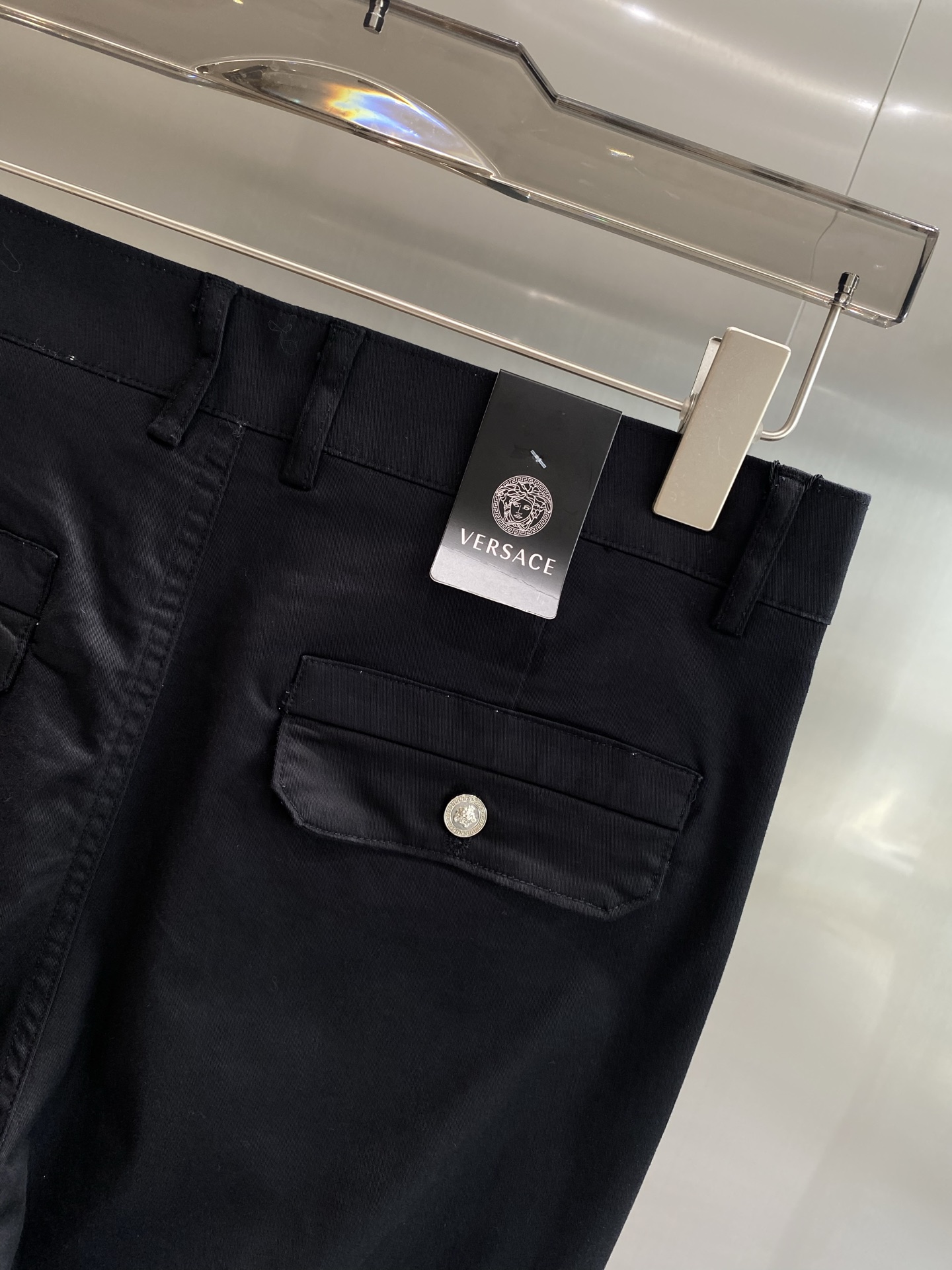 Fashionable Versace Pants: Advanced Design for Stylish New Year’s Look - 图片 9