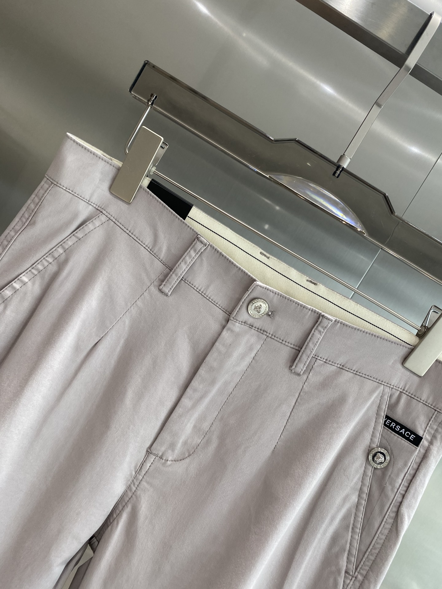 Fashionable Versace Pants for Stylish New Year’s Look - 图片 3