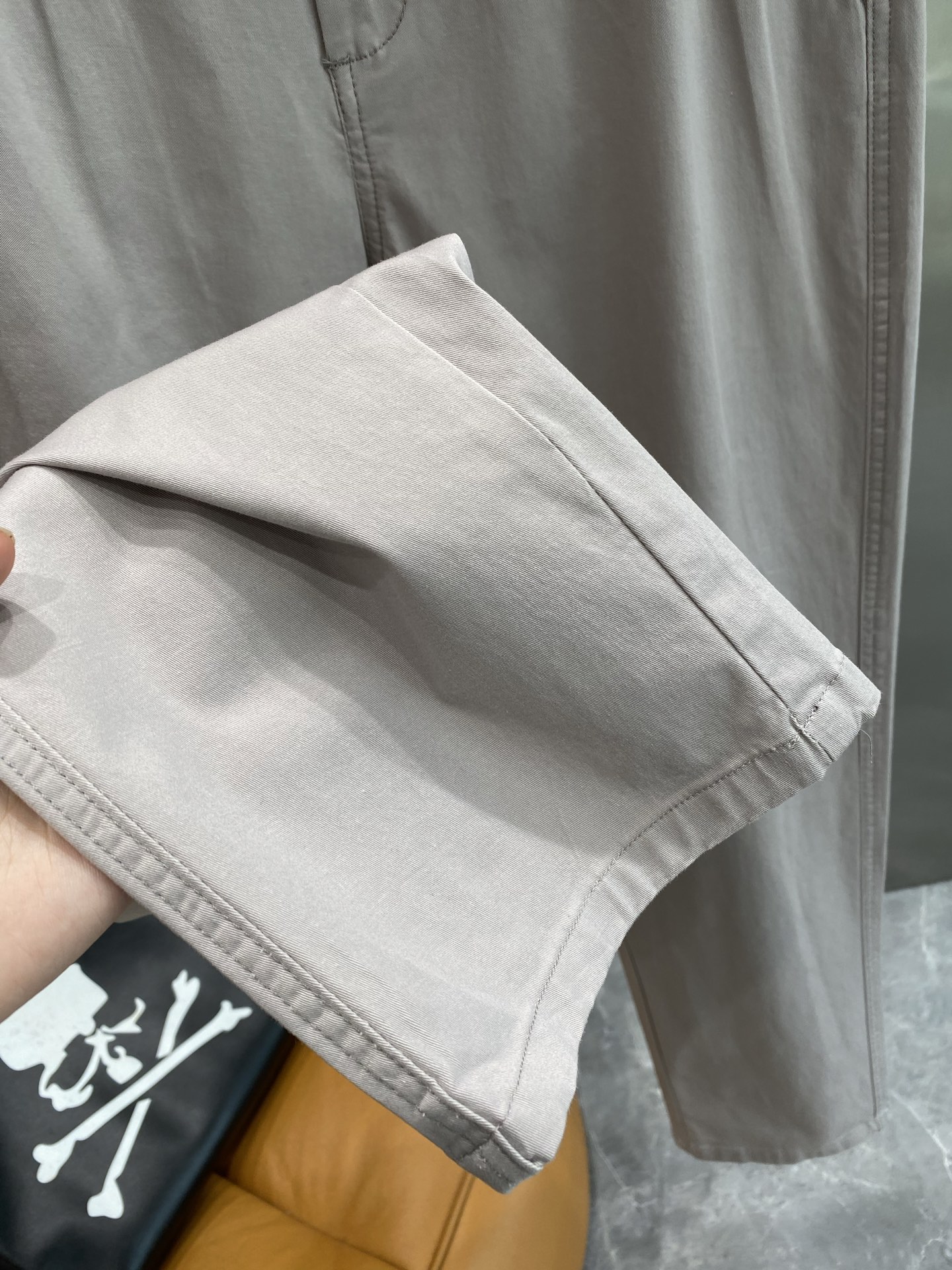 Fashionable Versace Pants for Stylish New Year’s Look - 图片 7