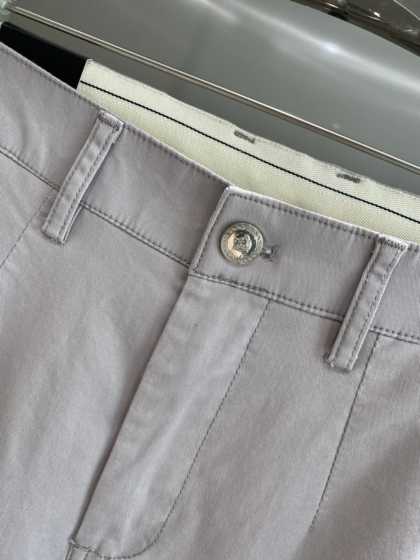 Fashionable Versace Pants for Stylish New Year’s Look - 图片 5