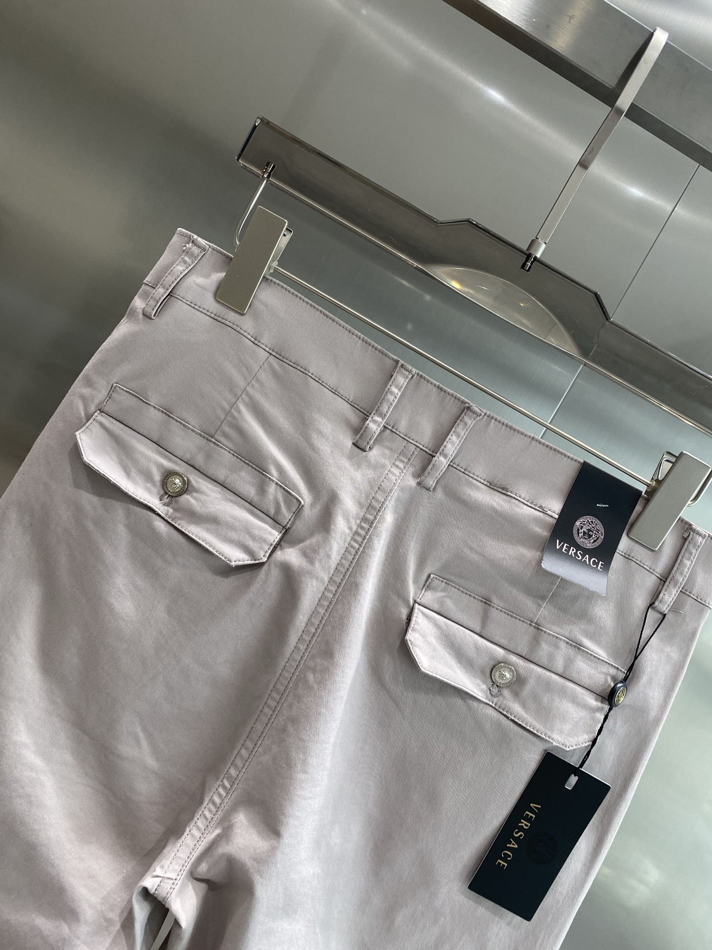 Fashionable Versace Pants for Stylish New Year’s Look - 图片 9