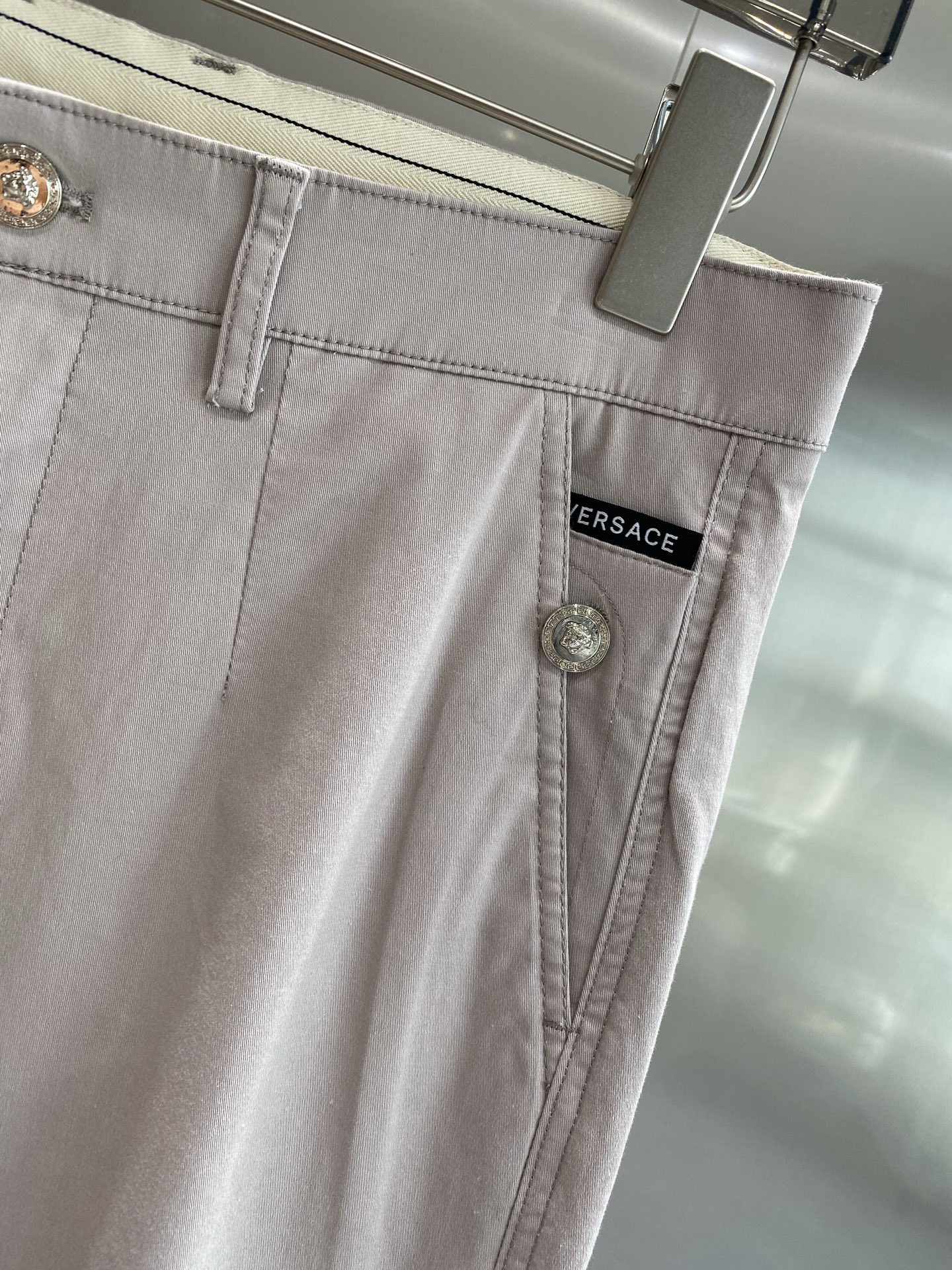 Fashionable Versace Pants for Stylish New Year’s Look - 图片 4