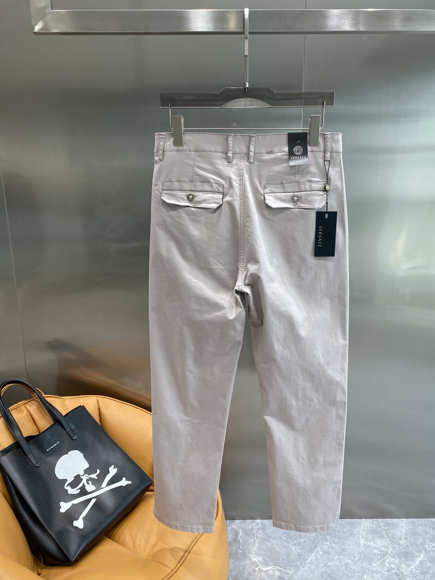 Fashionable Versace Pants for Stylish New Year’s Look - 图片 8