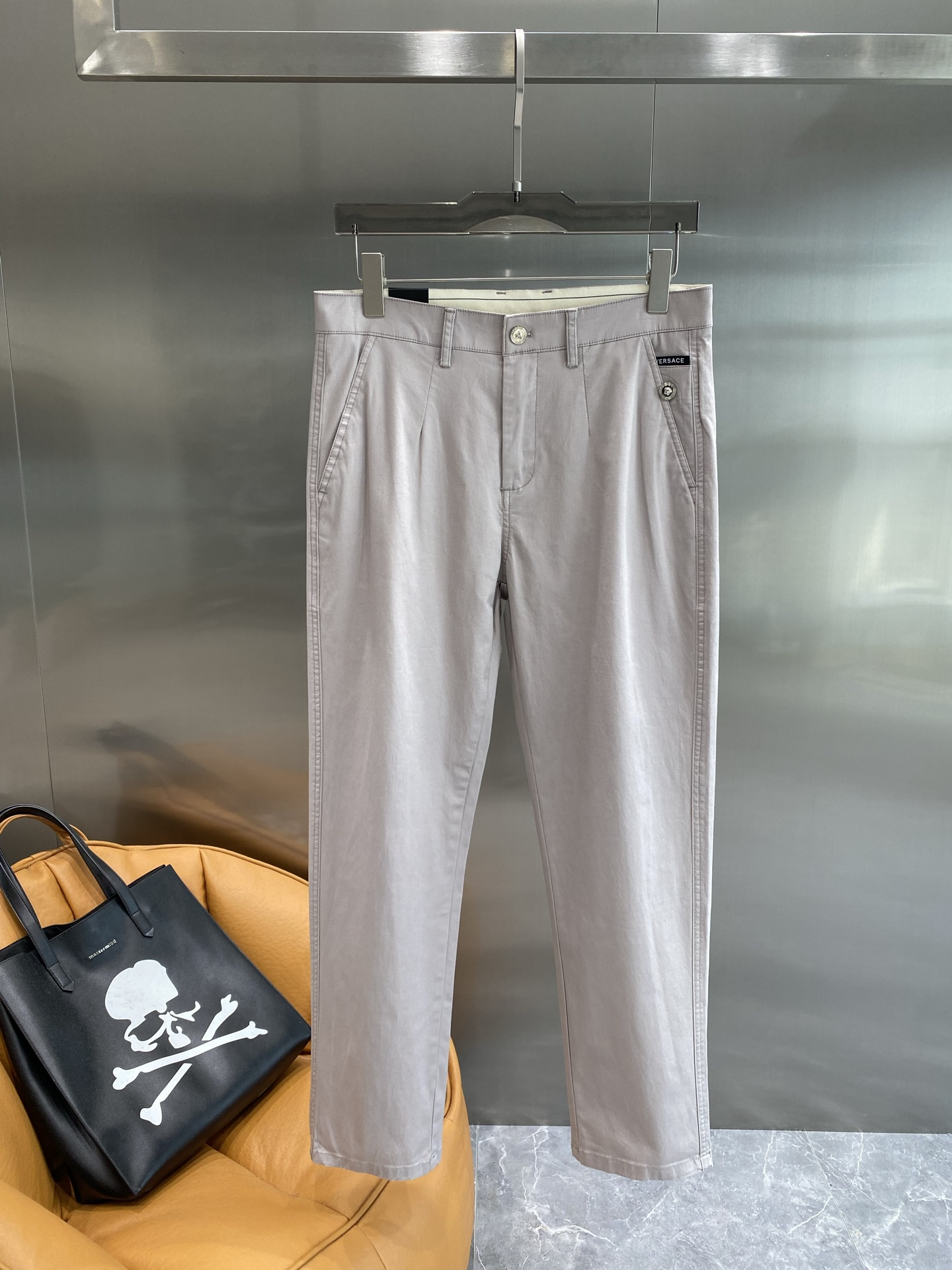 Fashionable Versace Pants for Stylish New Year’s Look - 图片 2