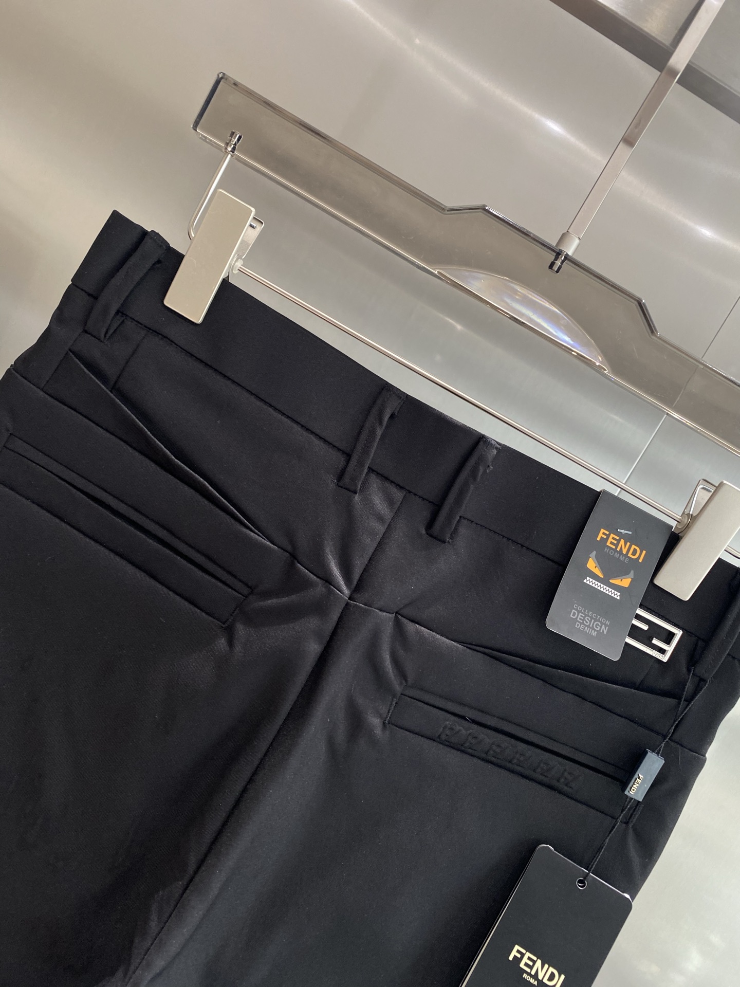 Fashion Review: The New Queen’s Home – Elegant Modulus Suit with Flattering Details - 图片 8