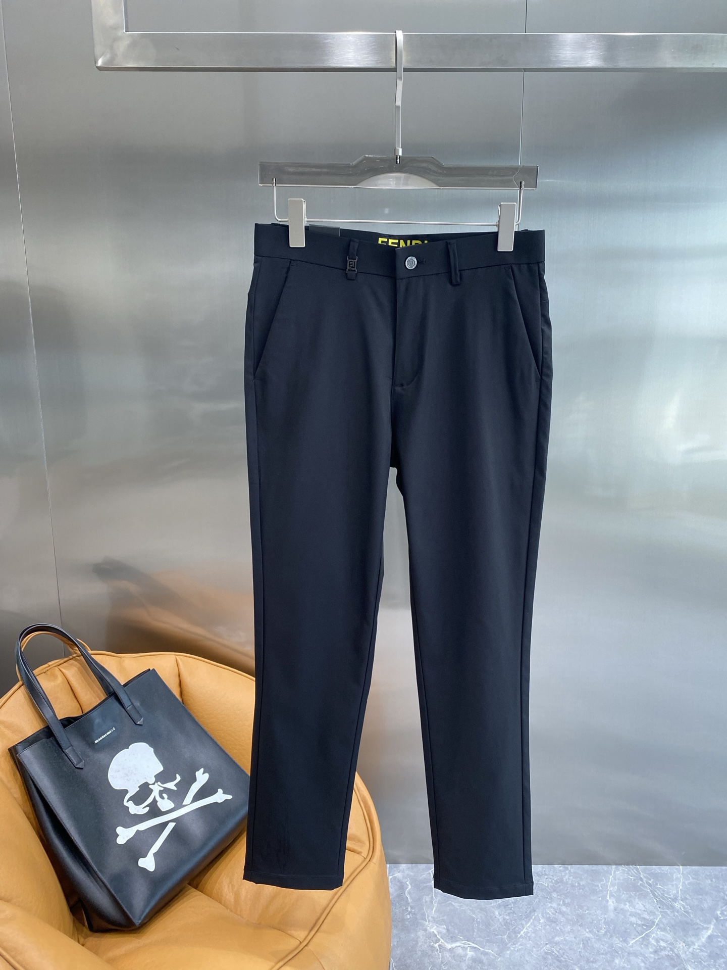 Fashion Review: The New Queen’s Home – Elegant Modulus Suit with Flattering Details - 图片 1