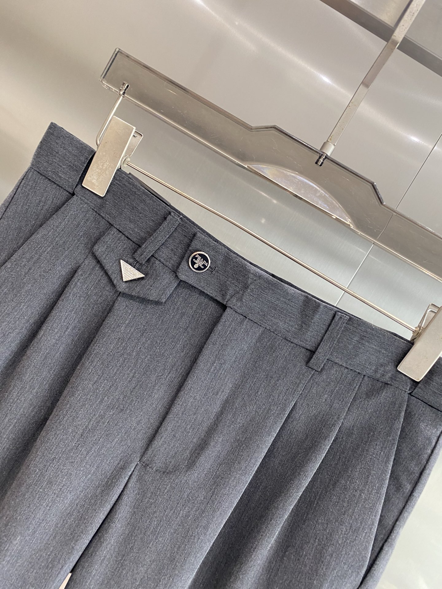 Prada Black Panty: Fashion Classic with Distinctive Features - 图片 3
