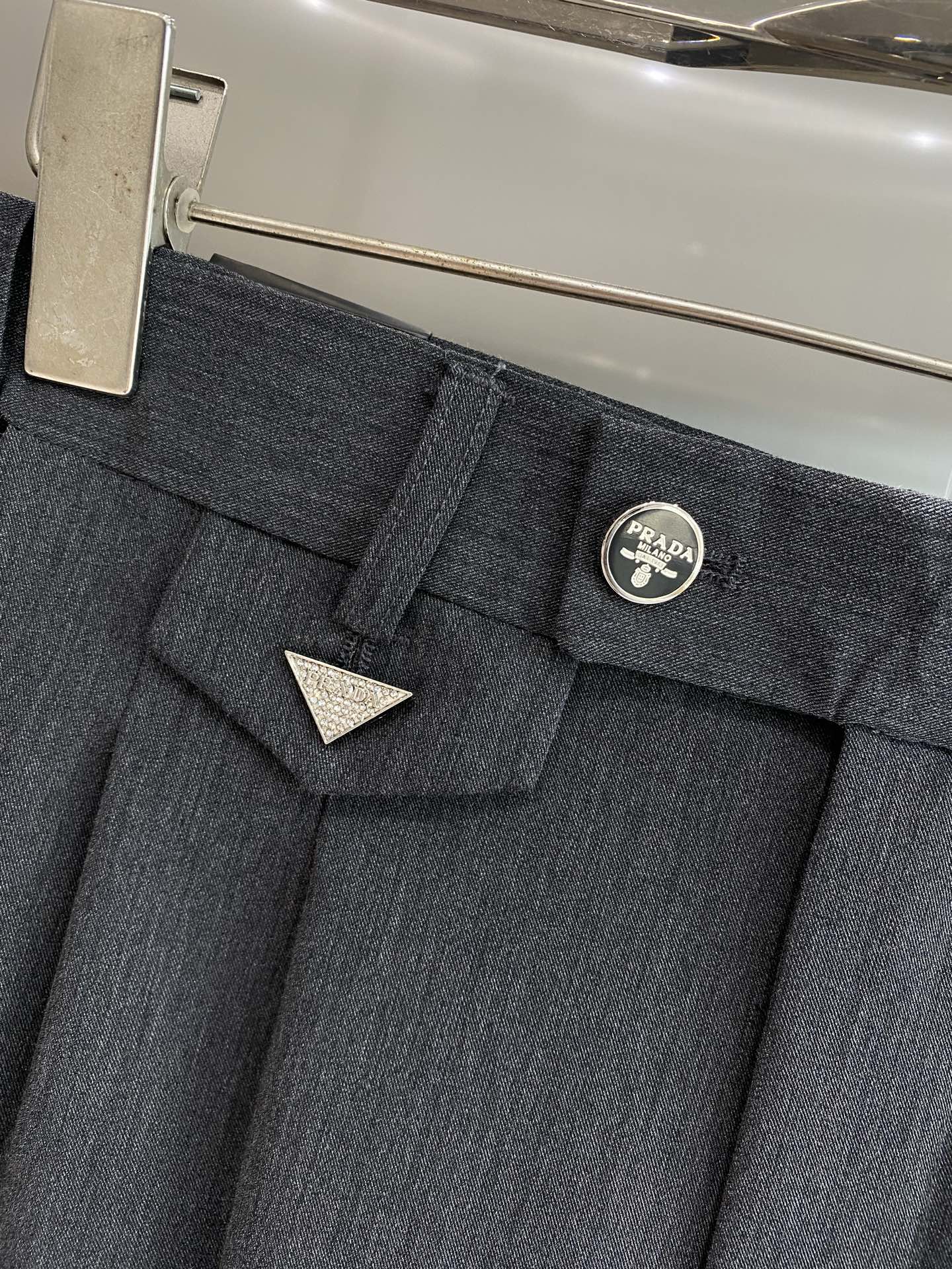 Prada Black Panty: Fashion Classic with Distinctive Features - 图片 4