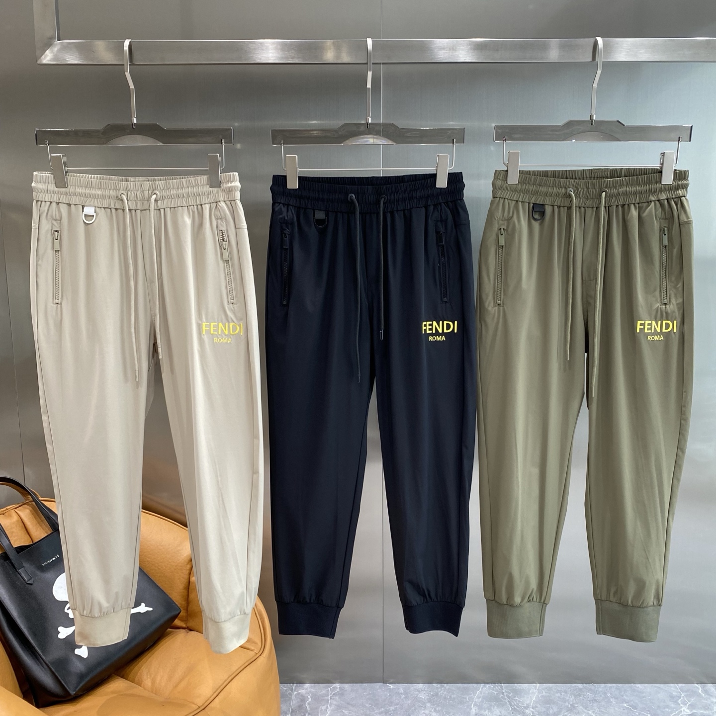 Luxury Leisure: Fendi’s New Queen Home Pants with Stylish Details and Comfort. - 图片 1