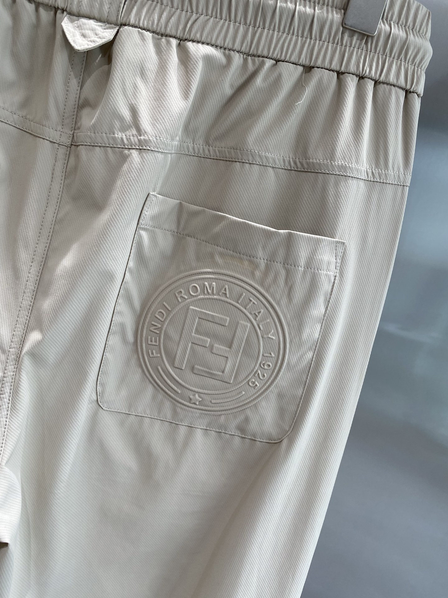 Luxury Leisure: Fendi’s New Queen Home Pants with Stylish Details and Comfort. - 图片 9