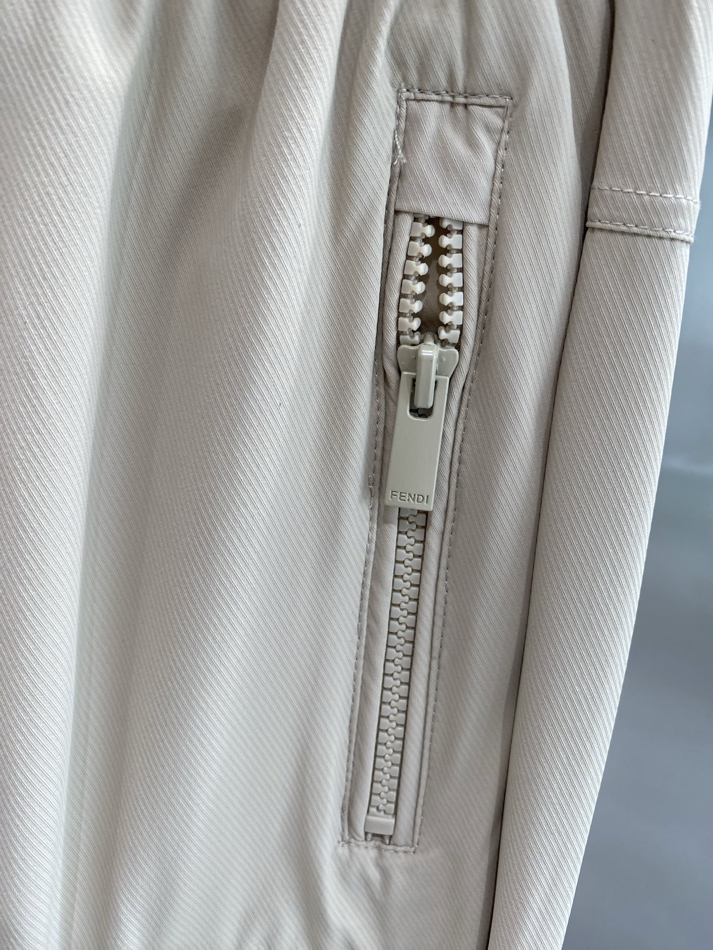 Luxury Leisure: Fendi’s New Queen Home Pants with Stylish Details and Comfort. - 图片 5