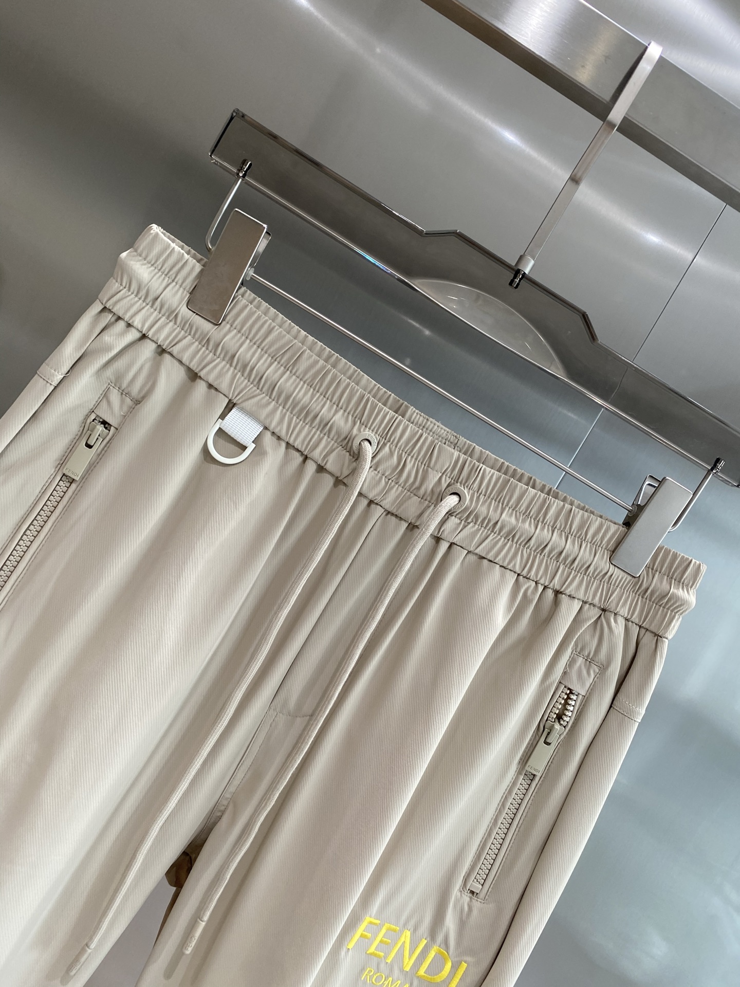 Luxury Leisure: Fendi’s New Queen Home Pants with Stylish Details and Comfort. - 图片 3