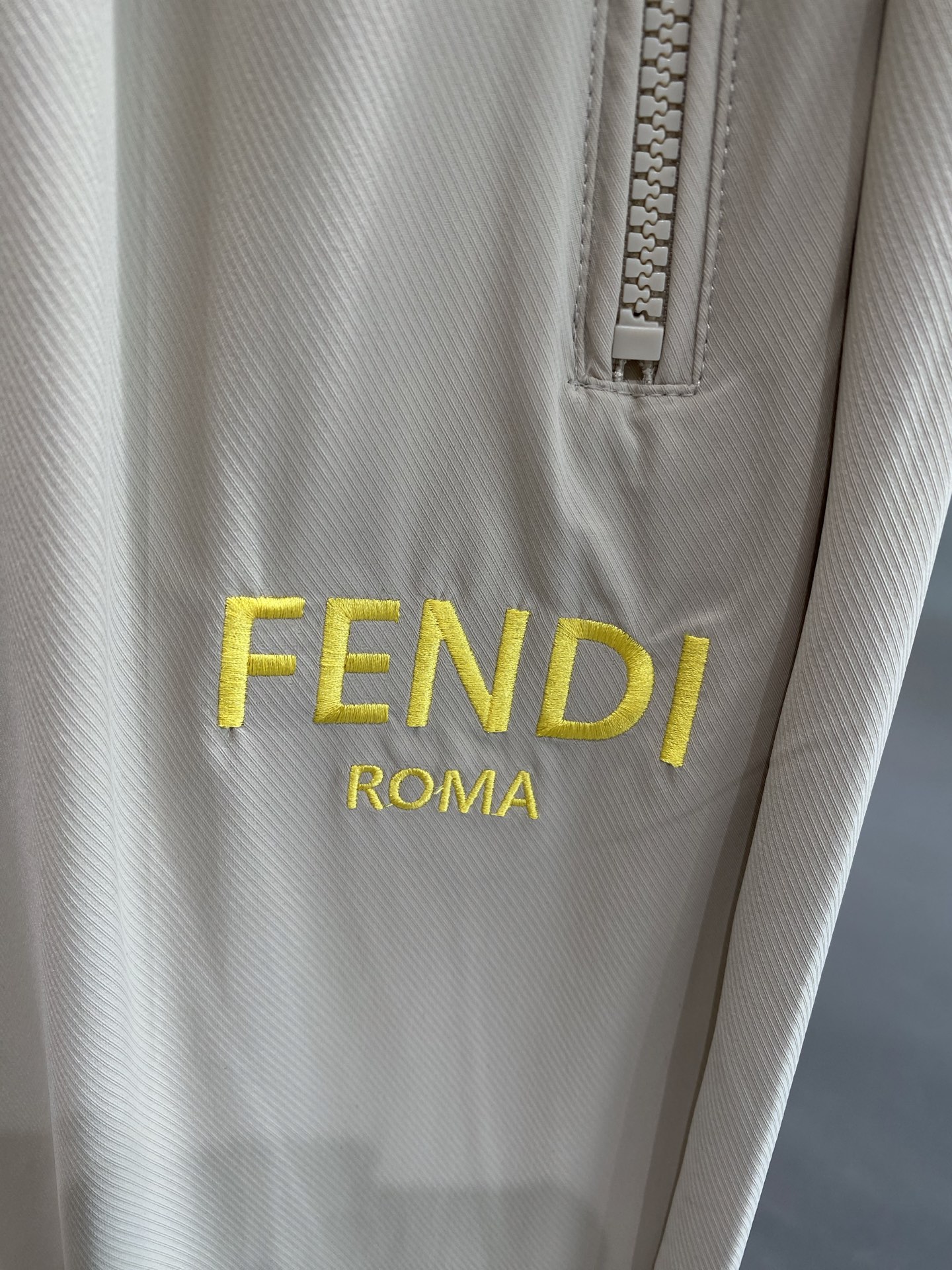 Luxury Leisure: Fendi’s New Queen Home Pants with Stylish Details and Comfort. - 图片 6