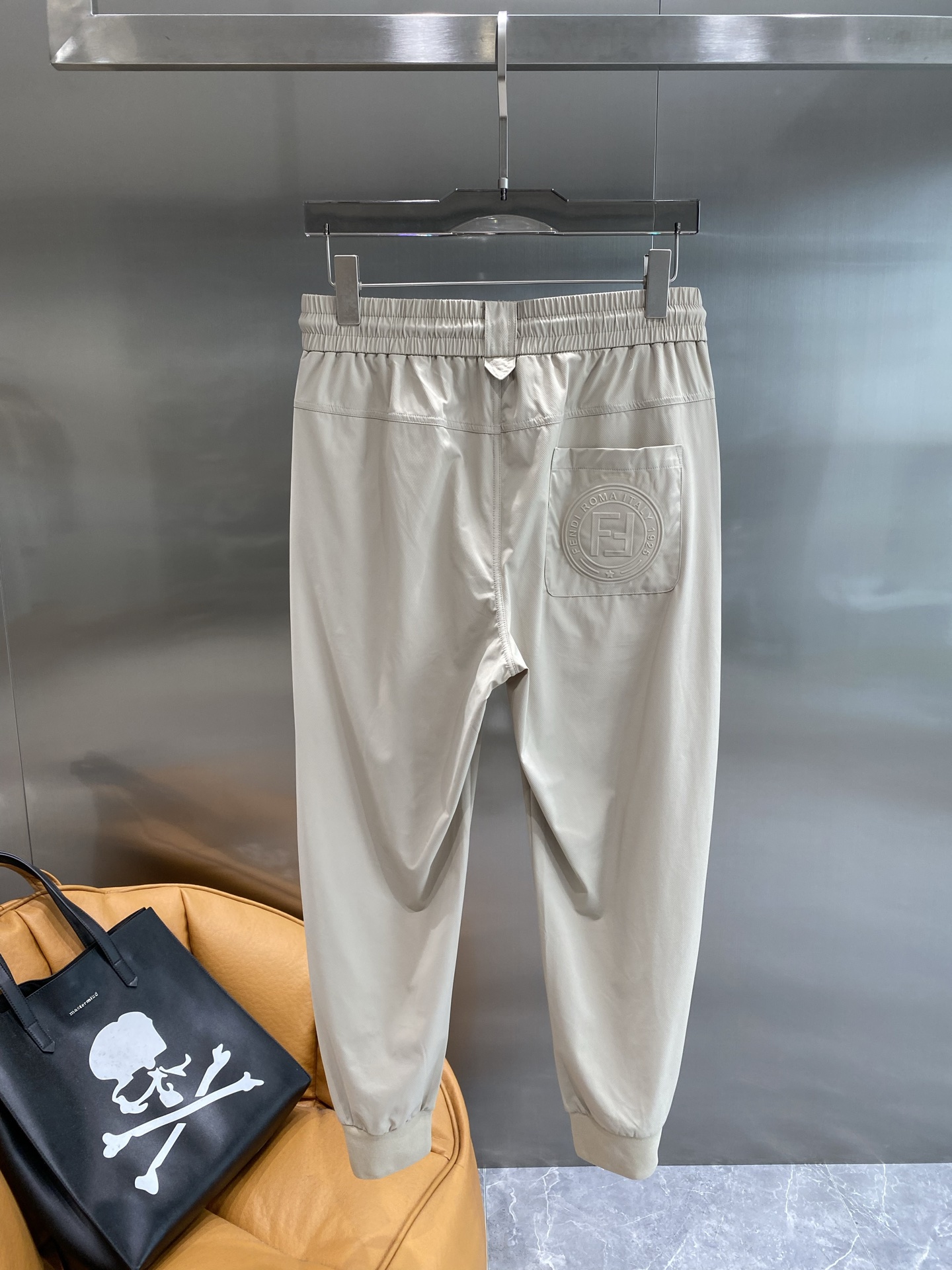Luxury Leisure: Fendi’s New Queen Home Pants with Stylish Details and Comfort. - 图片 8