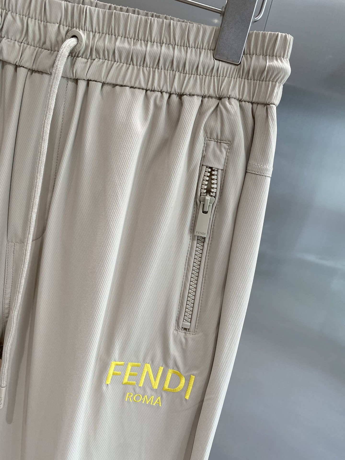 Luxury Leisure: Fendi’s New Queen Home Pants with Stylish Details and Comfort. - 图片 4